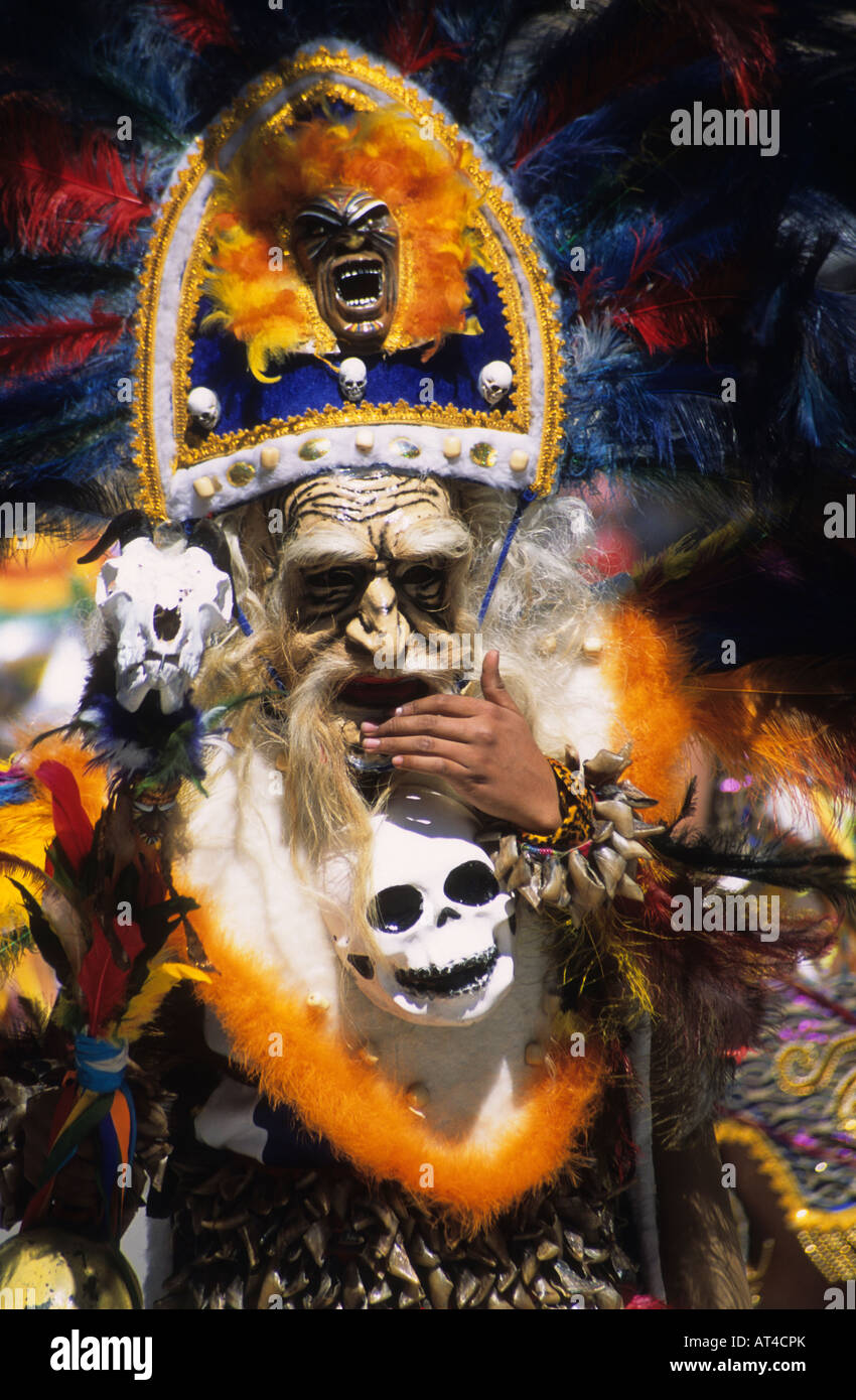 Portrait d'un chaman tobas / danseur sorcier portant des crânes en plastique et coiffe, festival CH'utillos, Potosi, Bolivie Banque D'Images