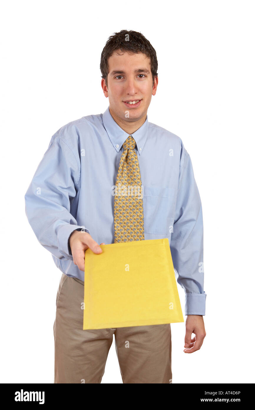 Man sur une enveloppe d'un fond blanc sur les yeux flous enveloppe focus Banque D'Images