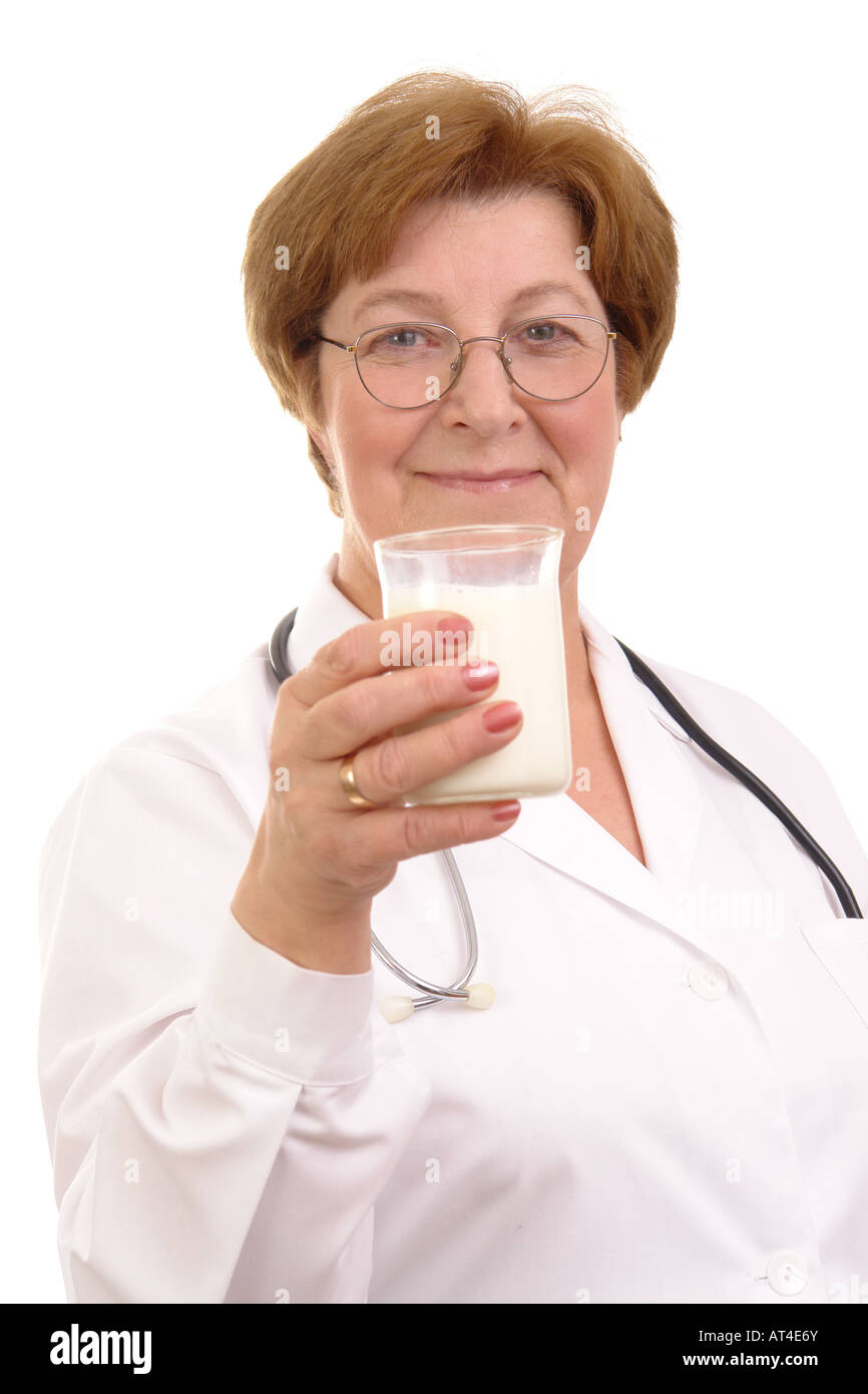 Senior female doctor holding verre de lait isolé sur fond blanc Banque D'Images