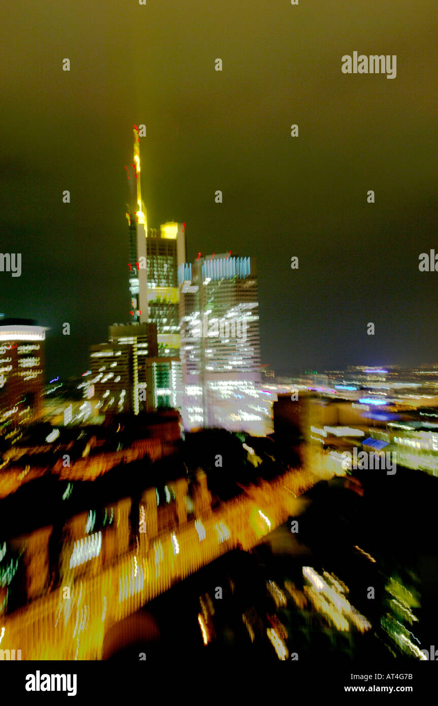 Résumé Temps semi nuit flou photo de centre financier de Francfort les bâtiments. La Commerzbank et Banque centrale européenne Banque D'Images