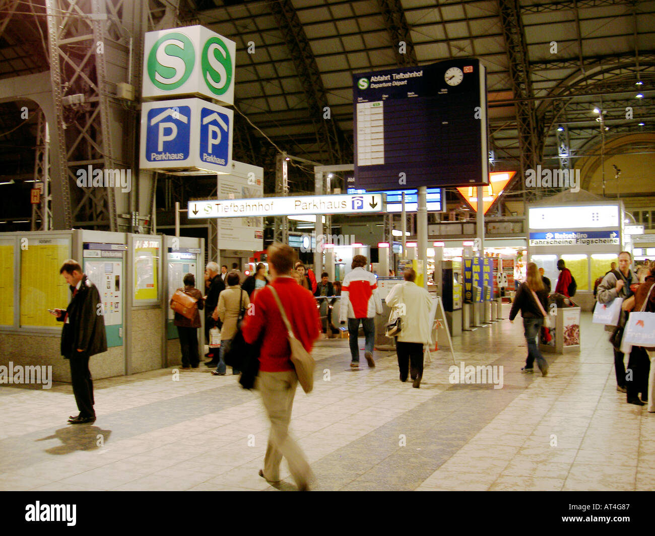 Frankfurt am Main, Allemagne. Centre-ville gare centrale Hauptbahnhof bahnhof intérieur avec underground S Bahn signe. Banque D'Images