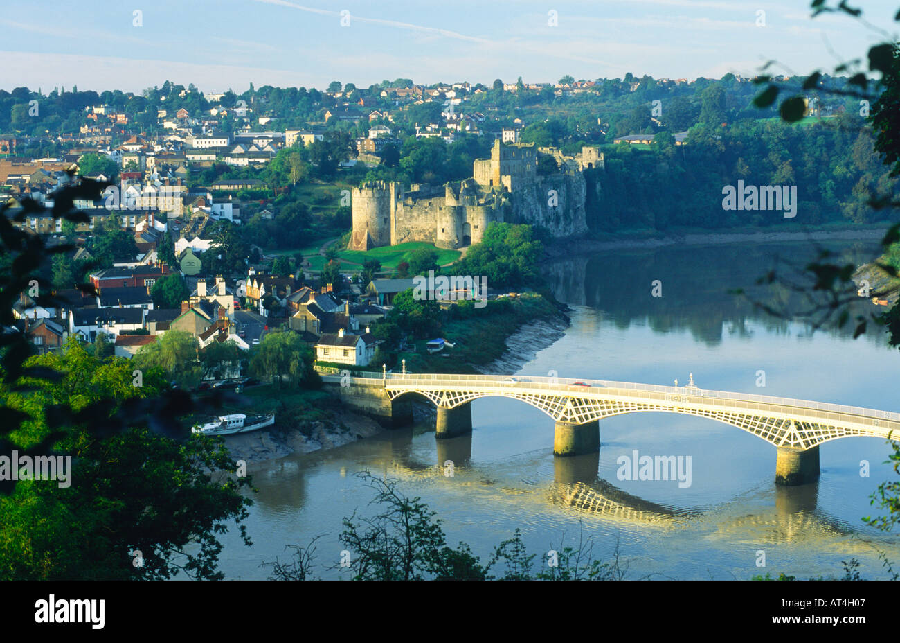 Le Château de Chepstow et ville sur la rivière Wye, Gwent, Monmouthshire, à la frontière entre l'Angleterre et au Pays de Galles, Royaume-Uni Banque D'Images