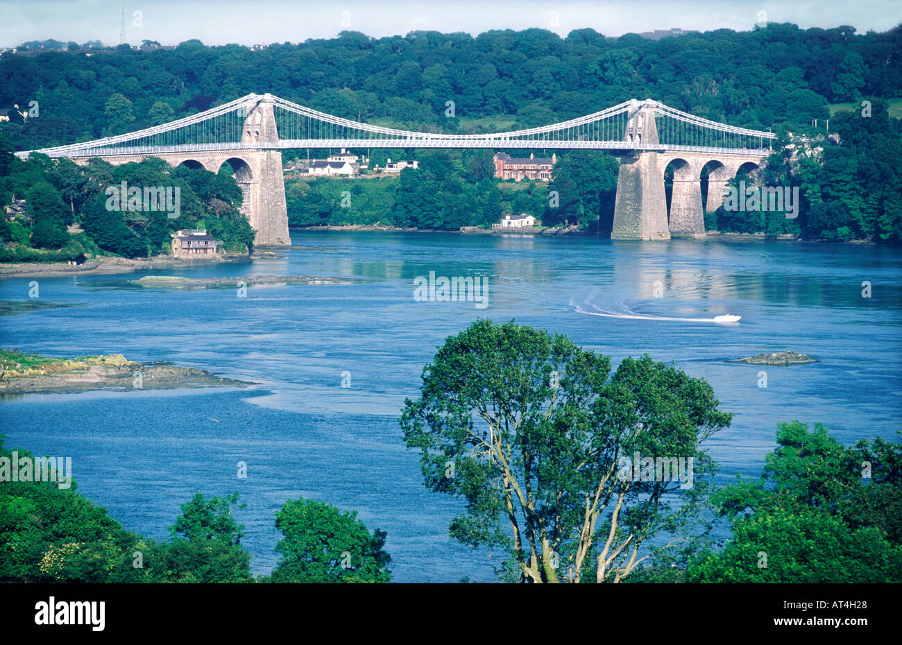 Le Pont Suspendu de Menai construit par Thomas Telford 1826 traverse le détroit de Menai à Anglesey, Gwynedd, au nord du Pays de Galles, Royaume-Uni Banque D'Images
