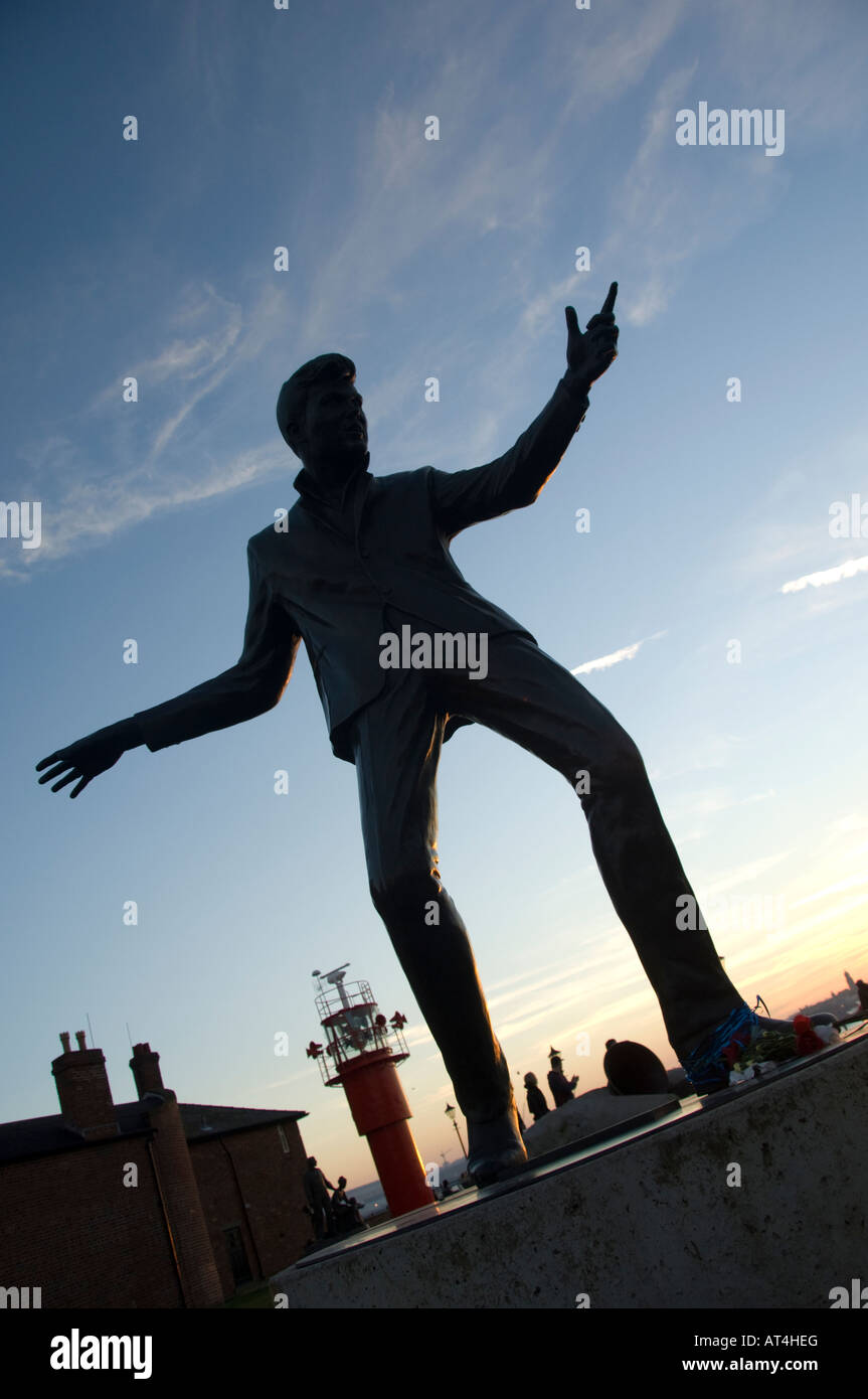 Billy Fury statue au coucher du soleil Liverpool Albert Dock Février 2008 Banque D'Images