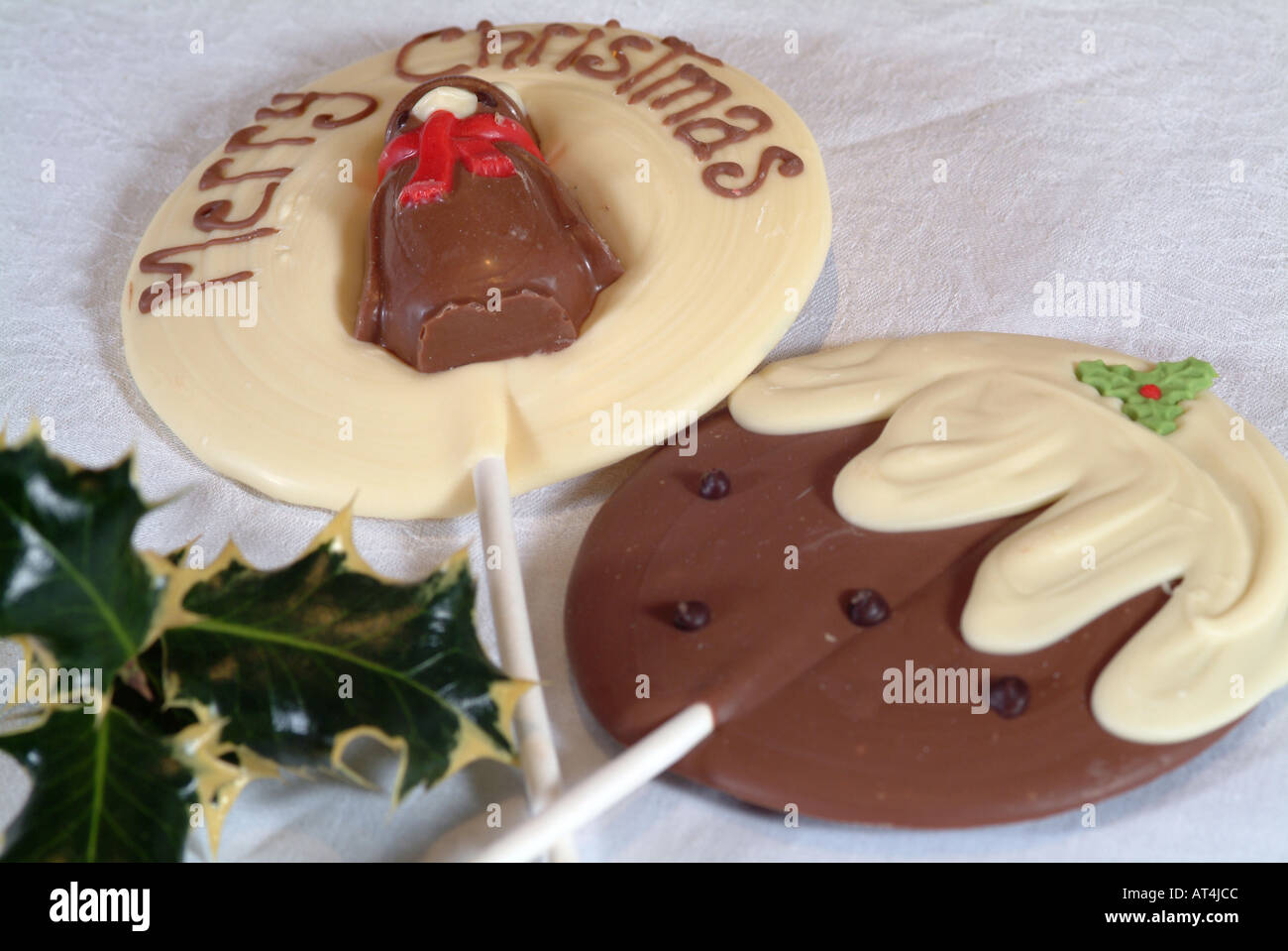 Sucettes au chocolat blanc et brun sur des bâtons sur un thème de Noël Banque D'Images