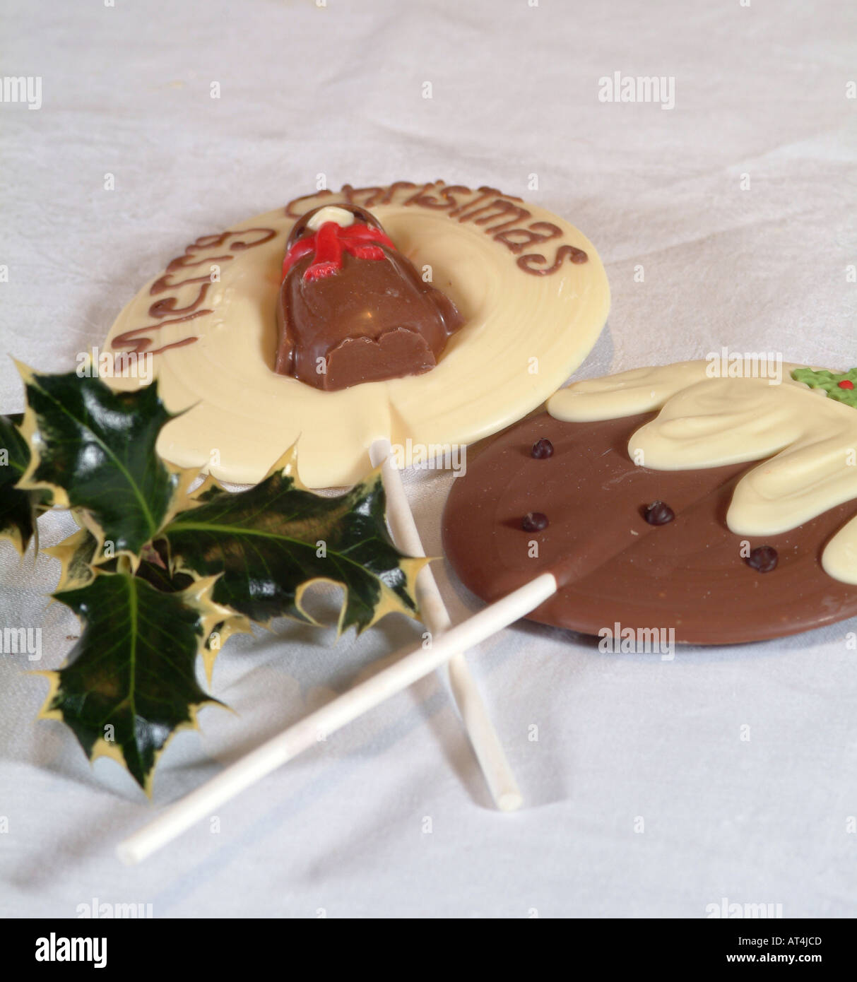 Sucettes au chocolat blanc et brun sur des bâtons sur un thème de Noël Banque D'Images