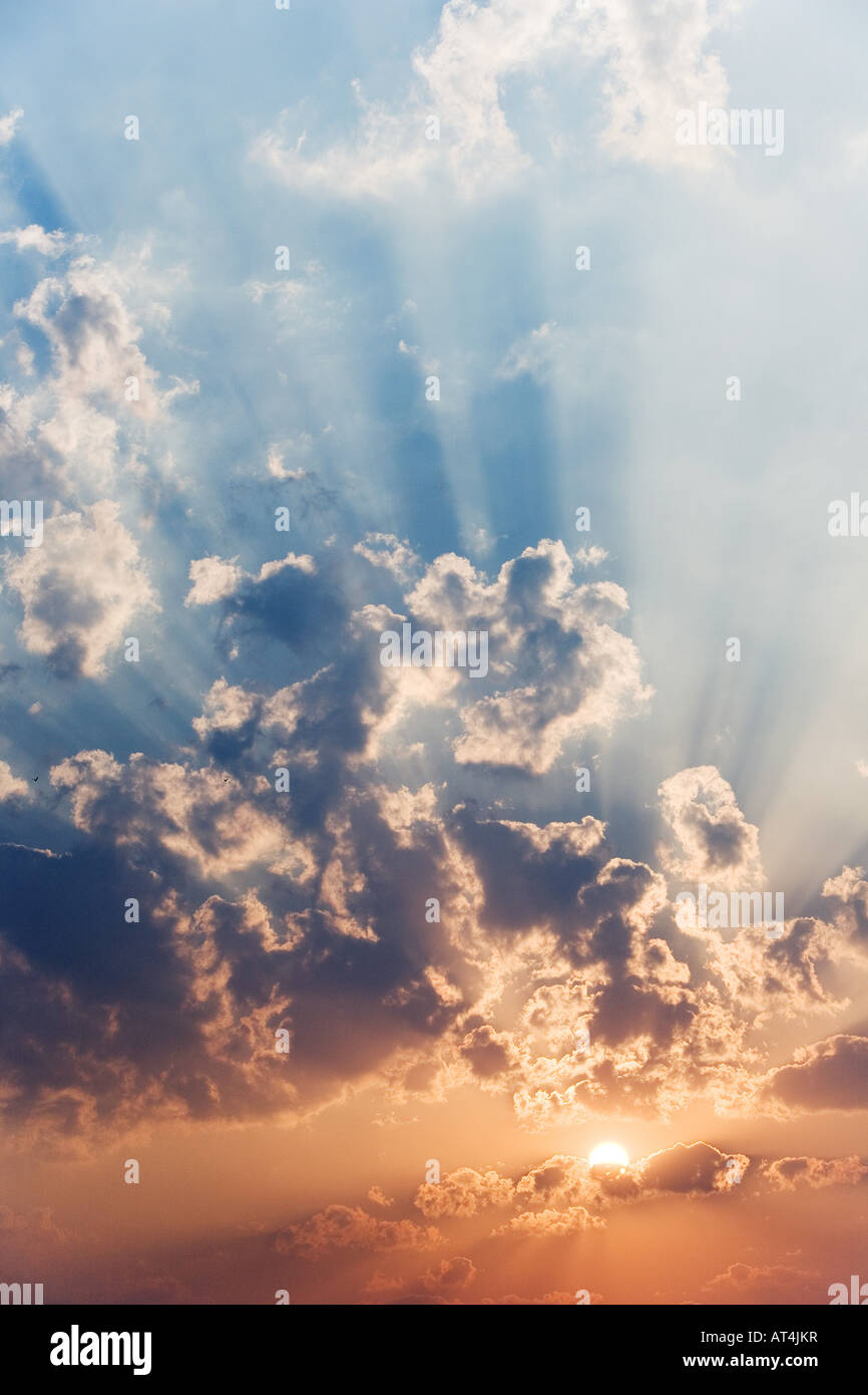 Lever du soleil indien contre un ciel nuageux. L'Inde Banque D'Images
