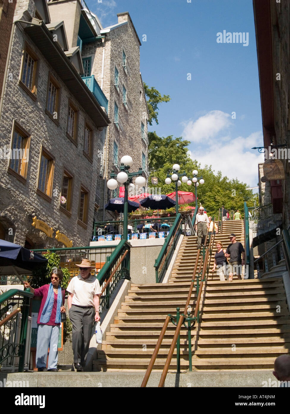 Les gens marcher dans l'escalier Casse Cou (patachon escaliers) vers la partie basse de la ville de Québec, Canada Banque D'Images