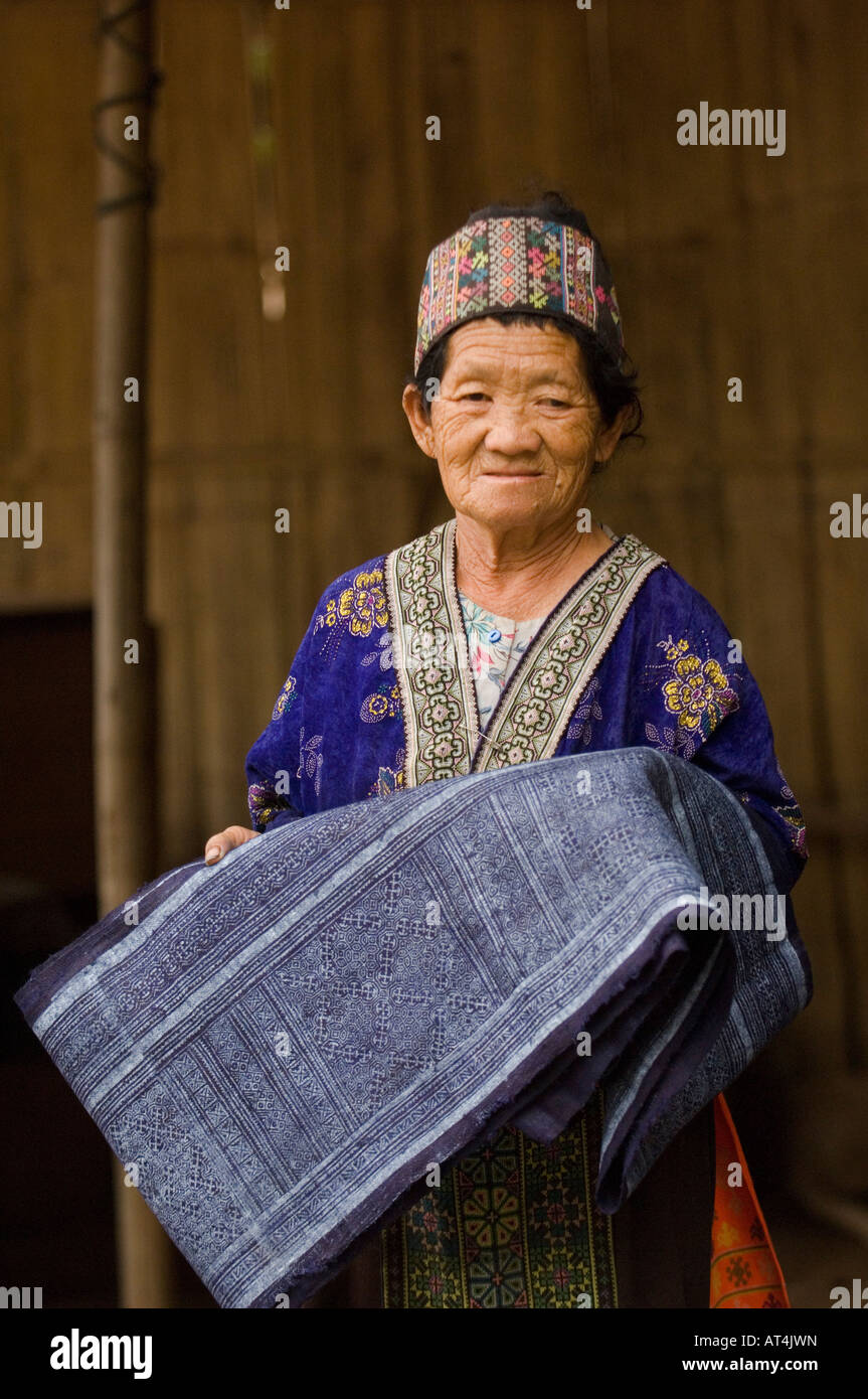 Femme Hmong montrant ses batiks tissus chanvre Baan Pha Nok Kok village Parc national de Doi Inthanon Thaïlande Banque D'Images