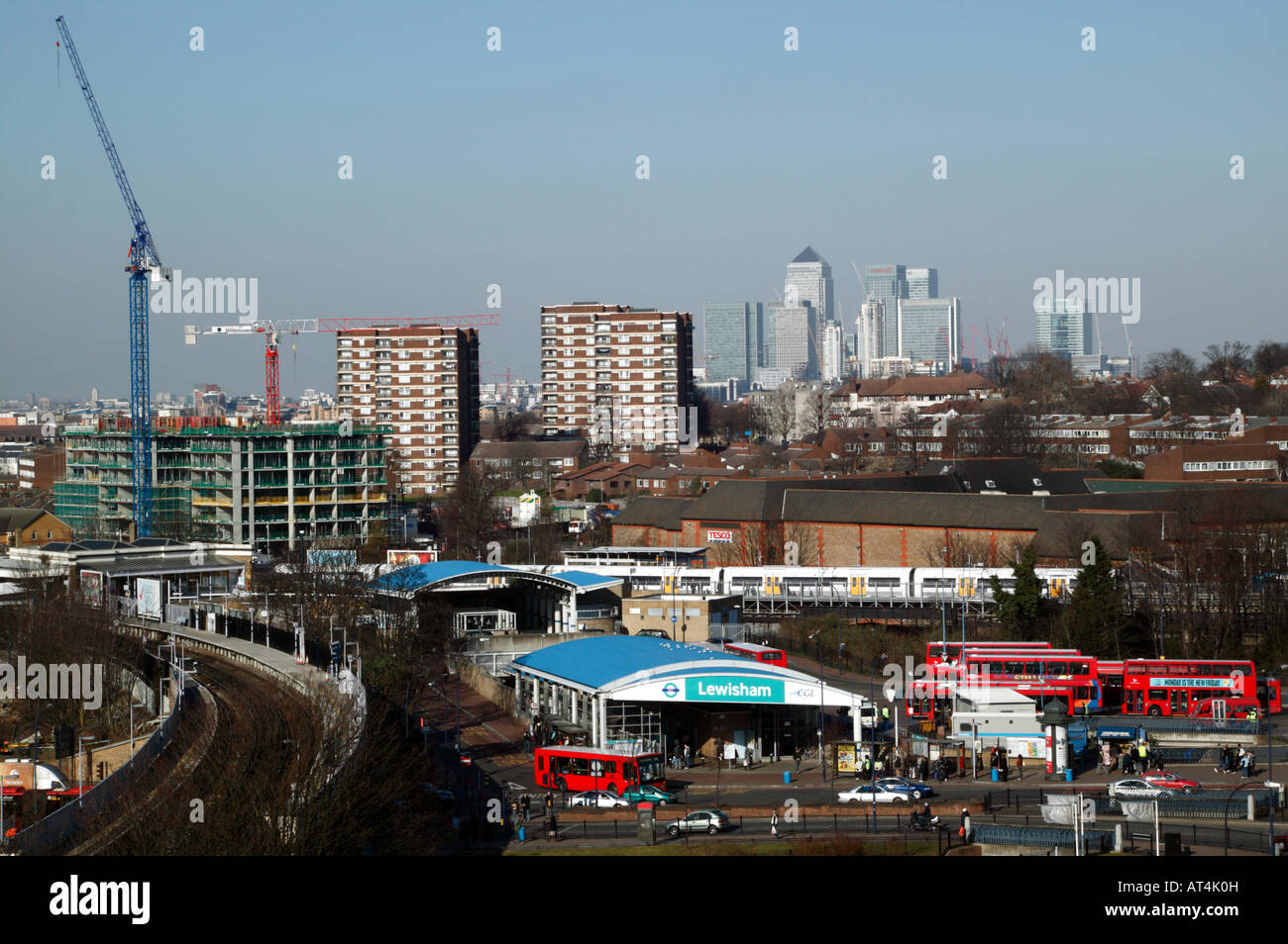 Gare de Lewisham avec la zone d'affaires de Canary Wharf en arrière-plan Banque D'Images