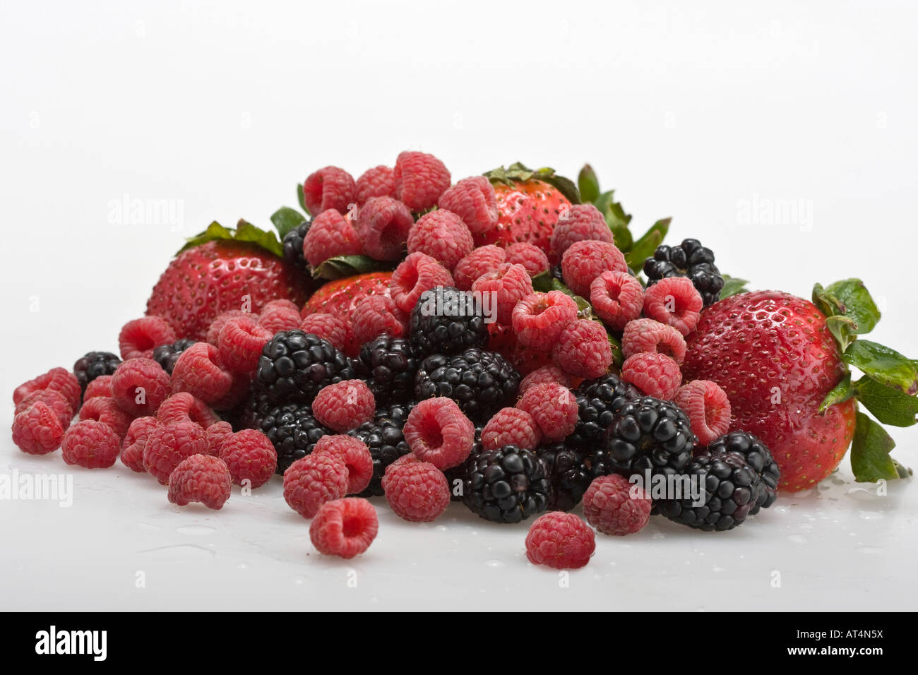 Fraises mûres framboises fruits au-dessus gros plan découpe isolée découper blanc fond personne horizontal aux États-Unis haute résolution Banque D'Images