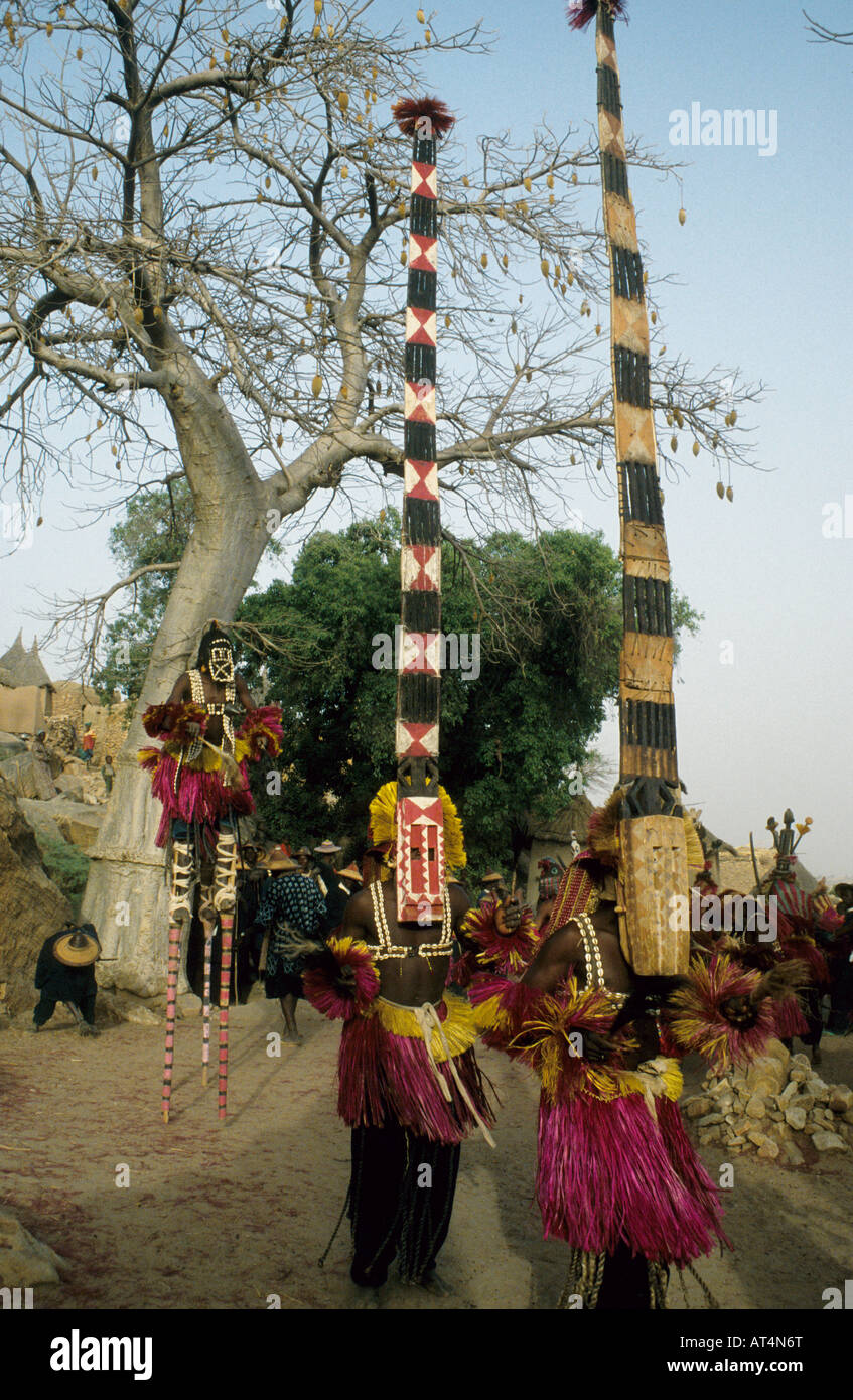 Les danseurs Dogon masqué, pays dogon, Mali, Afrique de l'Ouest Banque D'Images