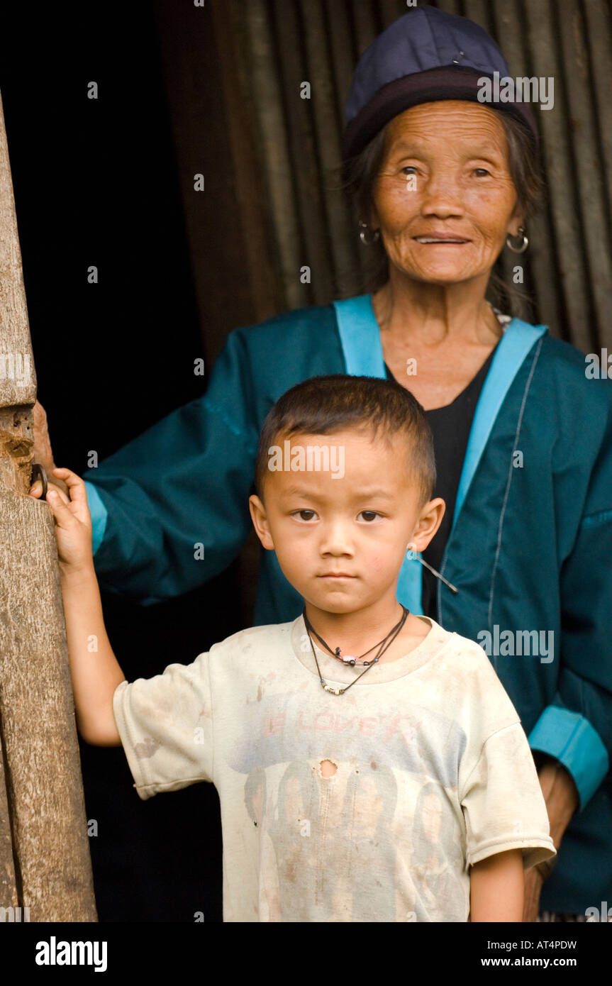 Woman and boy à l'extérieur d'une cabane dans le village Hmong Baan Pha Nok Kok Thaïlande Parc national de Doi Inthanon Banque D'Images