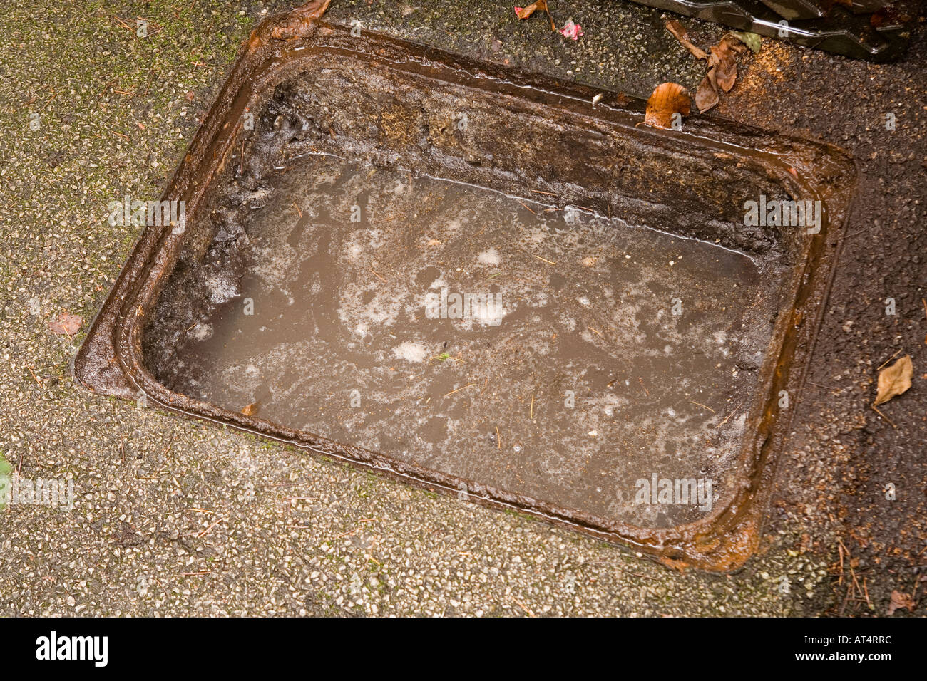 Les problèmes internes de la chambre d'inspection vidange bloqué plein de l'eau des déchets Banque D'Images