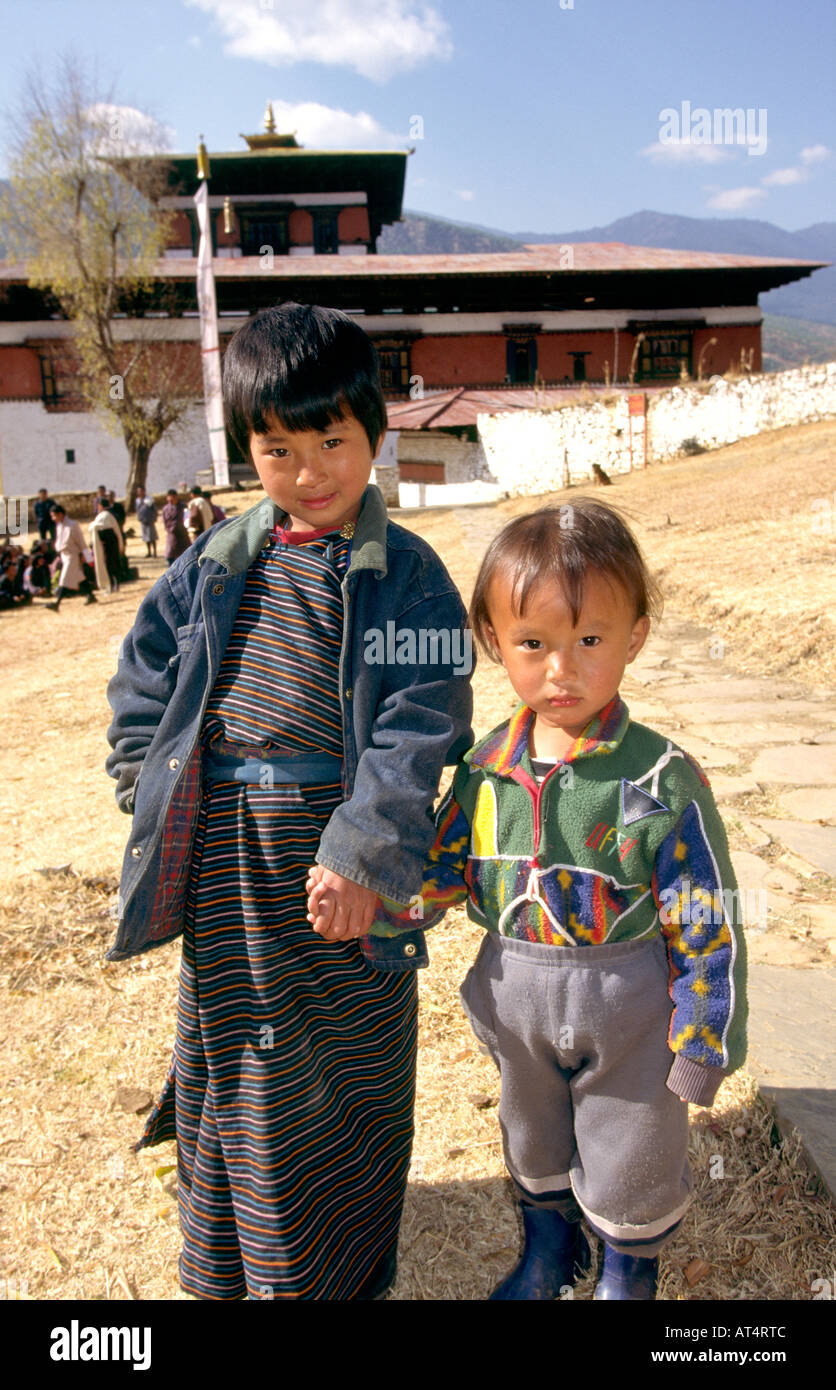 Bhoutan paro les enfants en face de Paro Dzong Banque D'Images