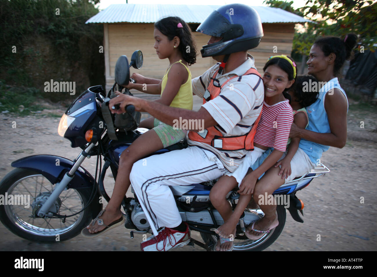 Transport en taxi en Colombie souvent 5 à 6 personnes s'asseoir sur une moto Banque D'Images