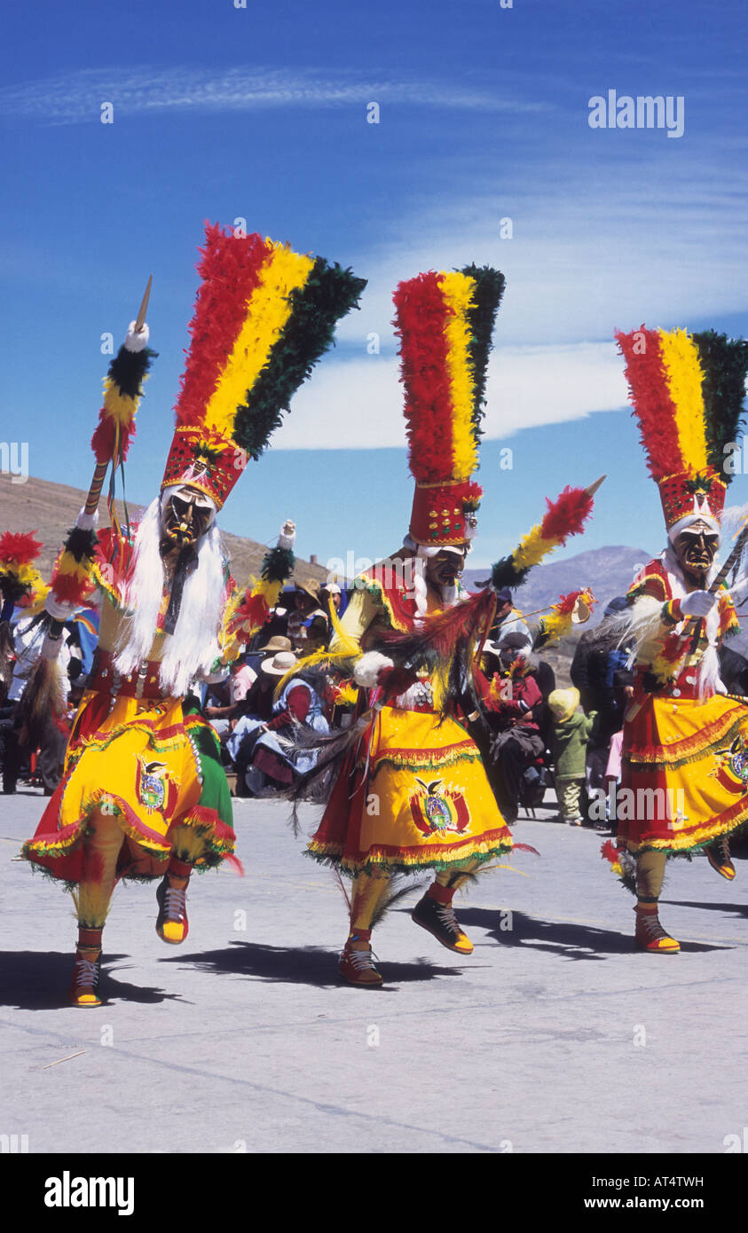 3 danseurs guerriers tobas portant des coiffes en plumes aux couleurs nationales boliviennes, festival CH'utillos, Potosi, Bolivie Banque D'Images