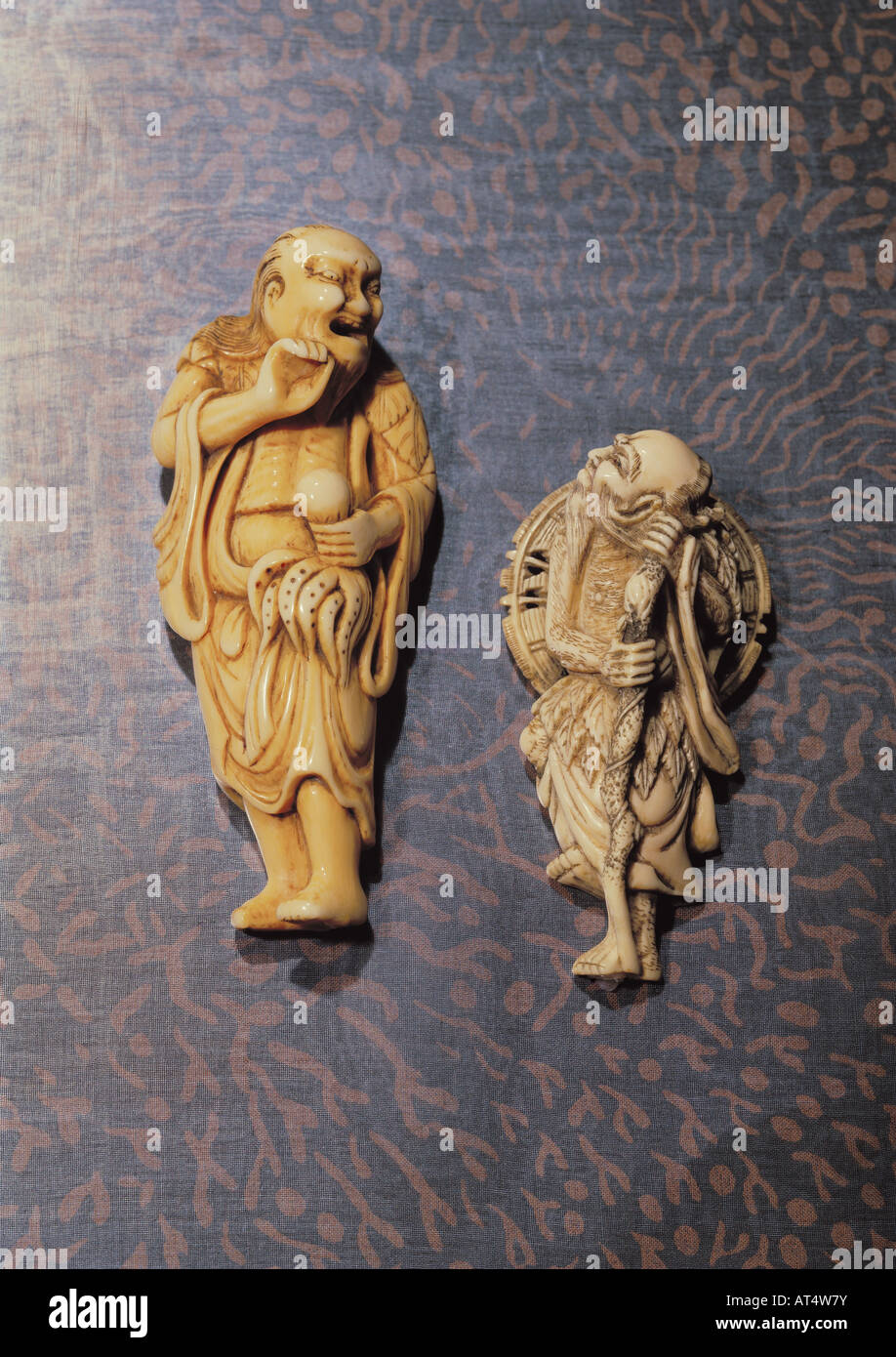Beaux-arts, Japon, Netsuke (stop), ivoire, à gauche : fisher avec octopus, hauteur 12 cm, à droite : et mat (mendiant), hauteur 9,8 cm, collection privée, l'artiste n'a pas d'auteur pour être effacé Banque D'Images