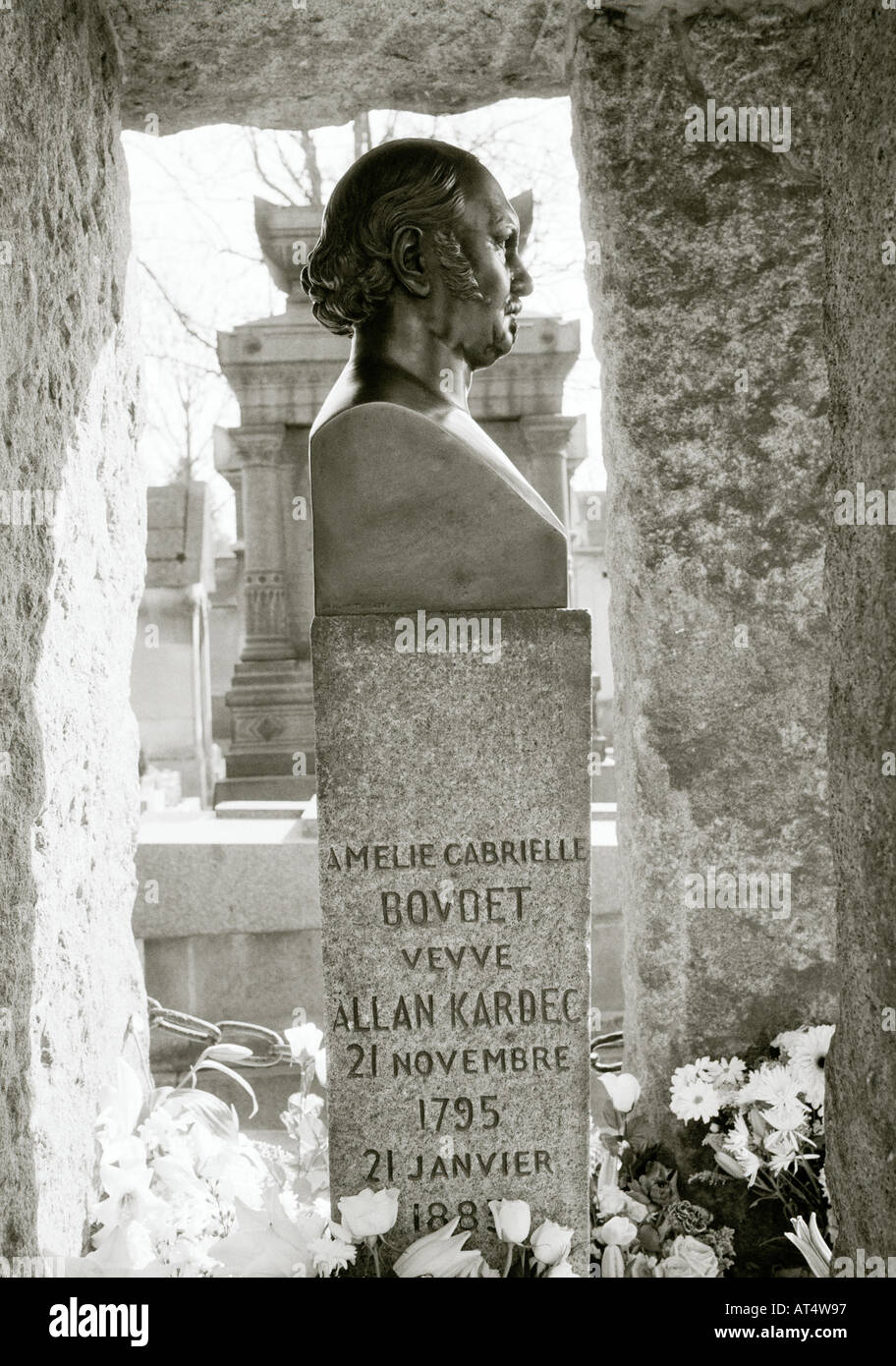 Tombe d'Allan Kardec spirite au cimetière du Père-Lachaise dans la ville de Paris en France en Europe Banque D'Images