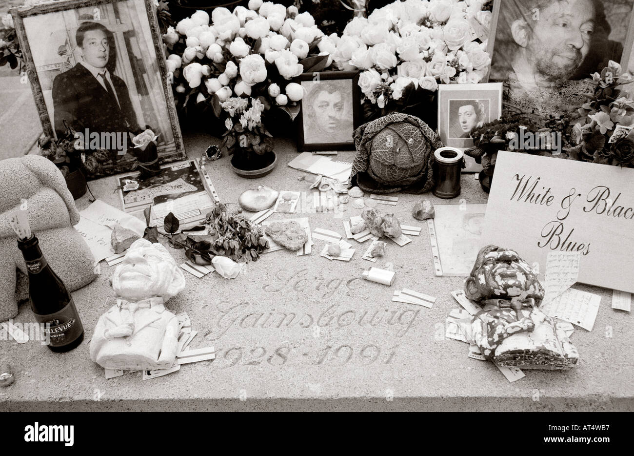 Serge Gainsbourg tombe, dans le cimetière de Montparnasse dans la ville de Paris en France en Europe Banque D'Images
