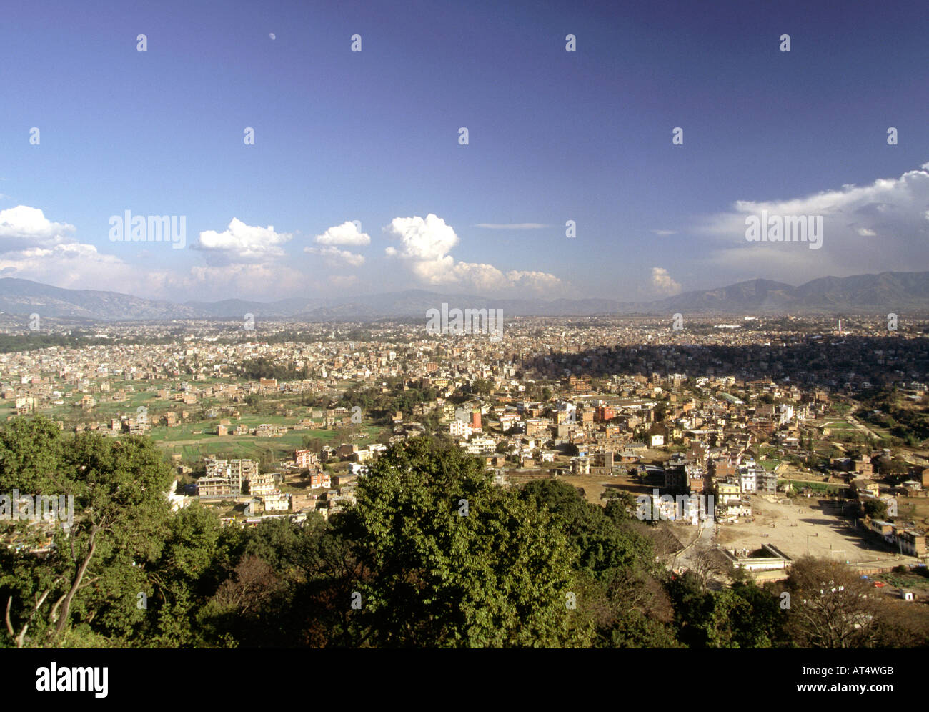 La ville de Katmandou au Népal et la vallée du Temple Swayambunath Banque D'Images