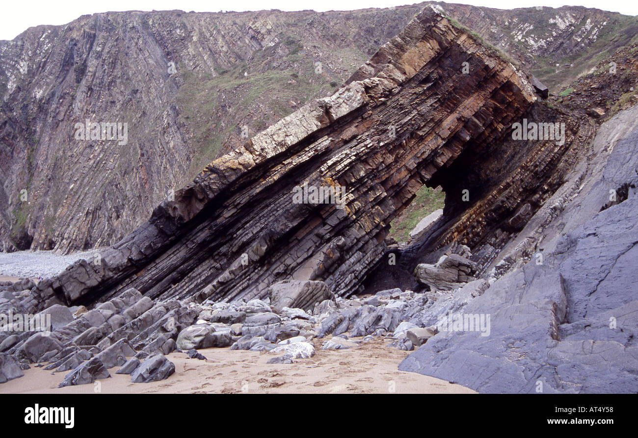 Incliné et strates de roche érodée à Hartland Quay sur la côte Atlantique du nord du Devon Banque D'Images