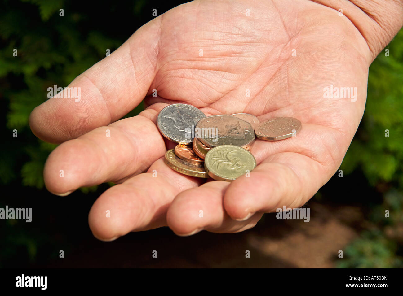 Close-up mans hand holding collection de pièces de monnaie britanniques Banque D'Images