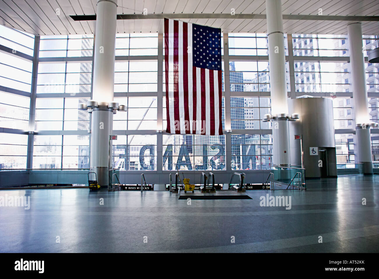 Drapeau américain à Staten Island Ferry Terminal Banque D'Images