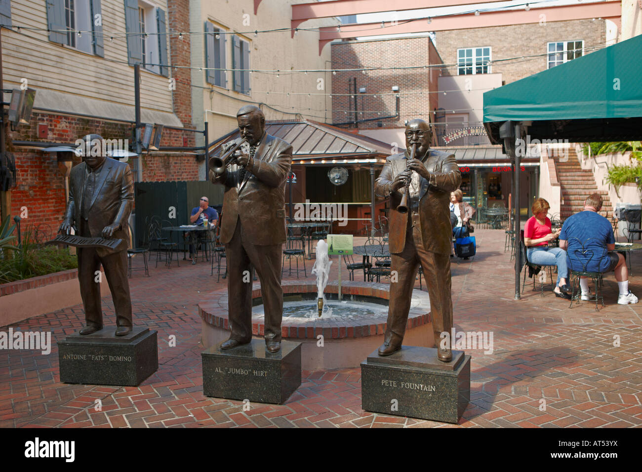 Des statues en bronze de célèbres musiciens de jazz - Antoine Domino, Al Hirt et Pete Fountain sur Bourbon Street. Quartier français, la Nouvelle Orléans, Louisiane, USA. Banque D'Images