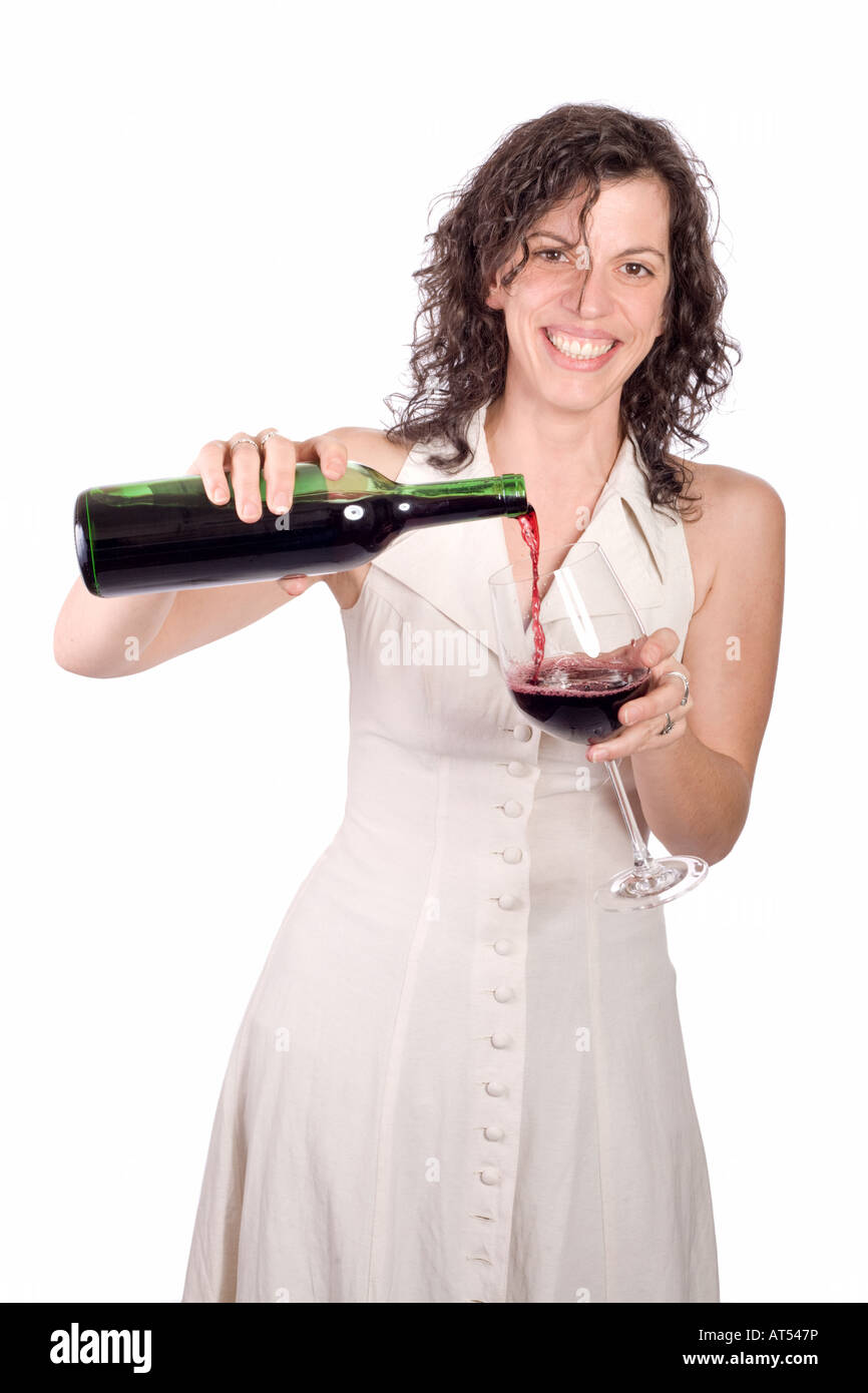 Belle femme souriante de verser le vin dans le verre de dégustation Banque D'Images