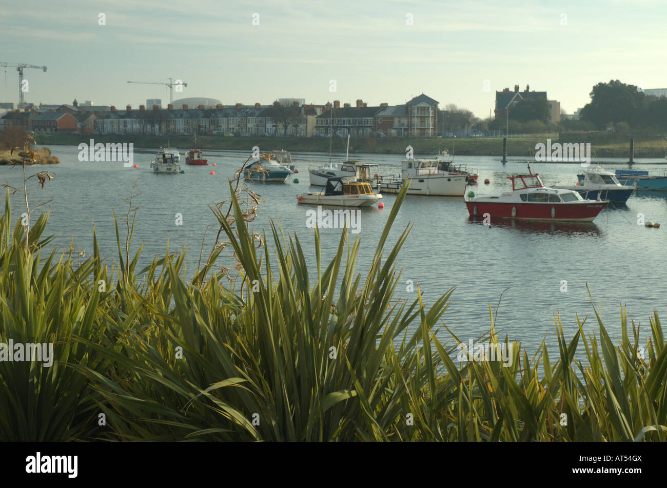 Bateaux amarrés sur la rivière Taff, Cardiff Banque D'Images