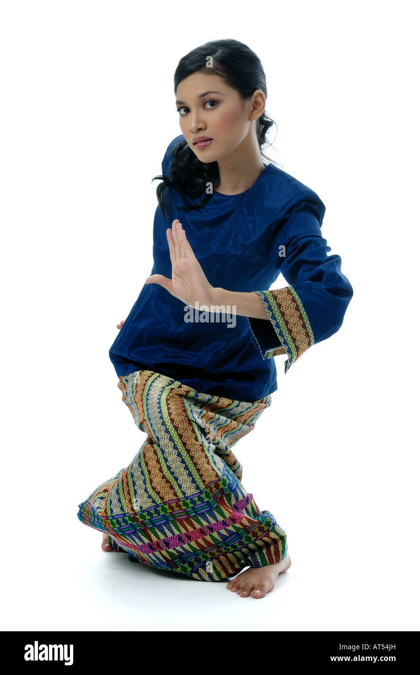 Fille de Malaisie avec danseur moderne Kurung usure et batik. Banque D'Images