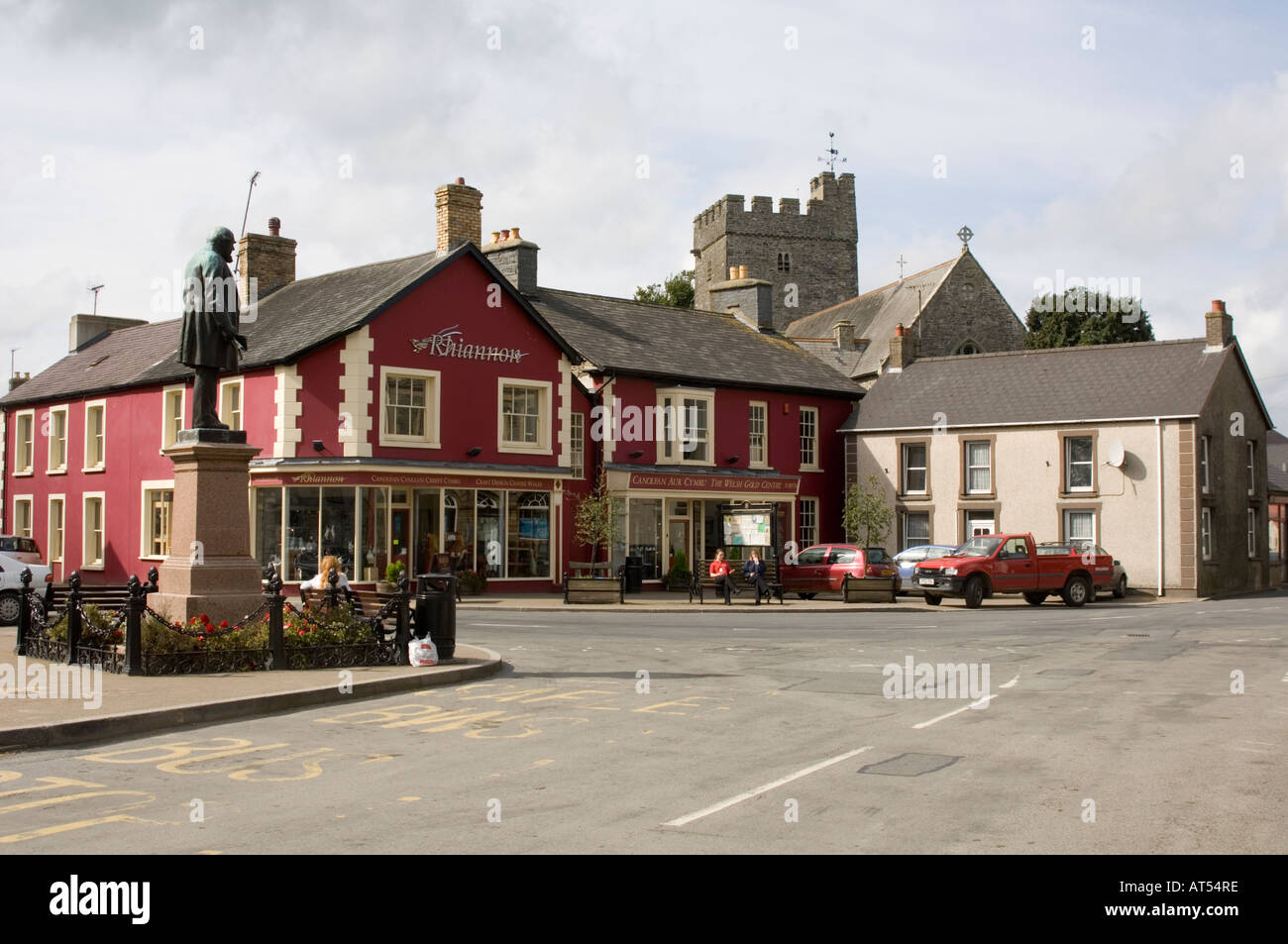 Place principale Tregaron , Ceredigion avec Rhiannon Gold Centre en arrière-plan, l'après-midi d'automne, statue et clocher de l'église Banque D'Images