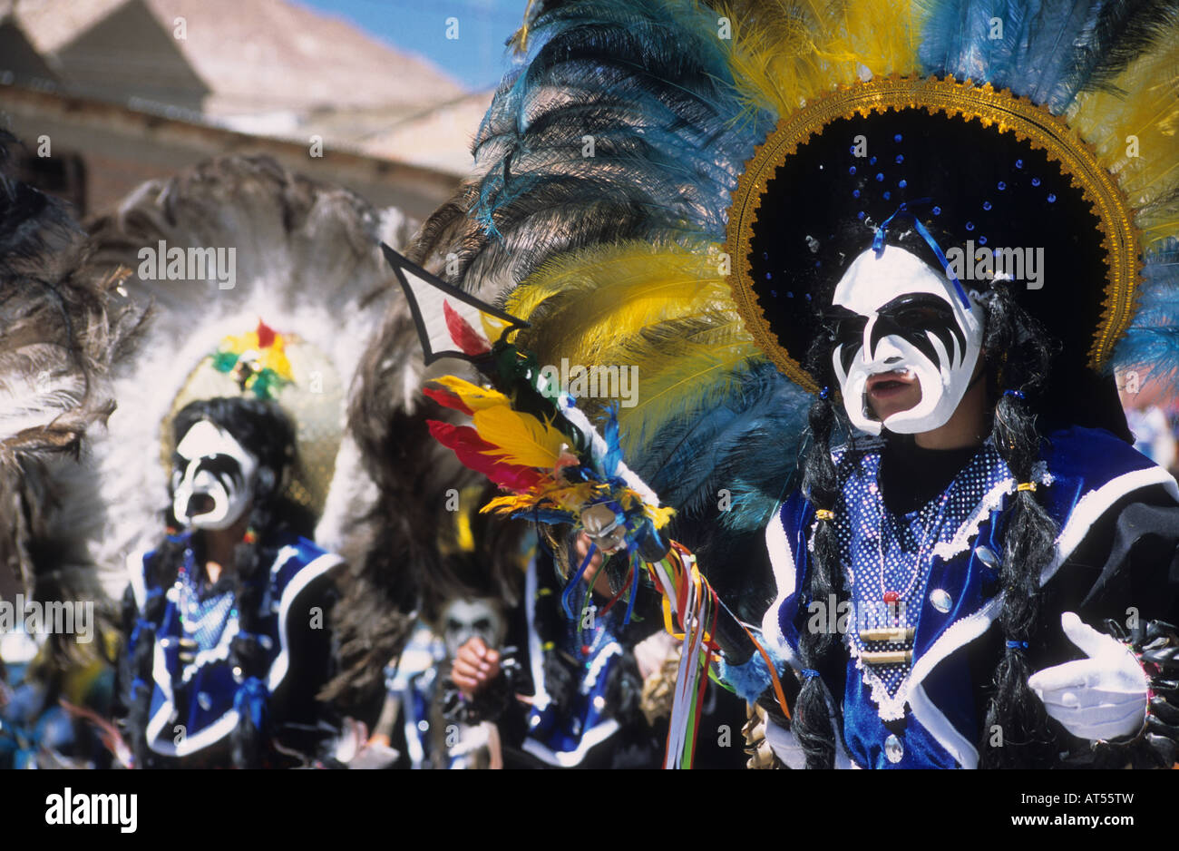 Groupe de danseurs tobas masqués pendant les processions de danse au festival CH'utillos, Potosi, Bolivie Banque D'Images