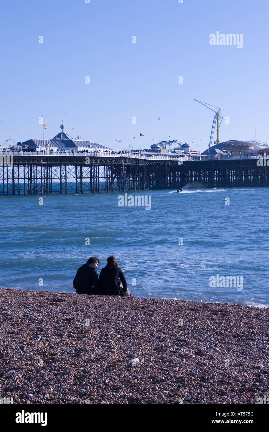 Jeune couple sur la plage de Brighton en hiver Banque D'Images