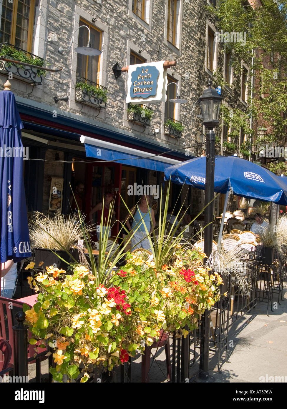 De jolies fleurs et de tables extérieur d'un café sur le Boulevard Champlain dans la partie basse de la ville de Québec, Canada Banque D'Images