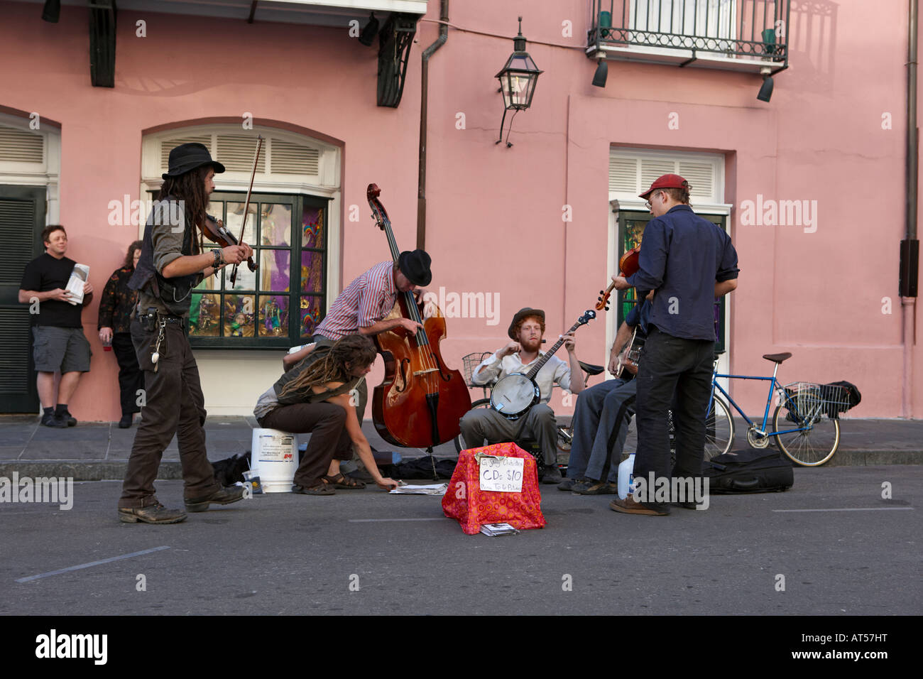 Un groupe de musiciens de rue qui se produisent dans le quartier français.La Nouvelle-Orléans, Louisiane, États-Unis. Banque D'Images
