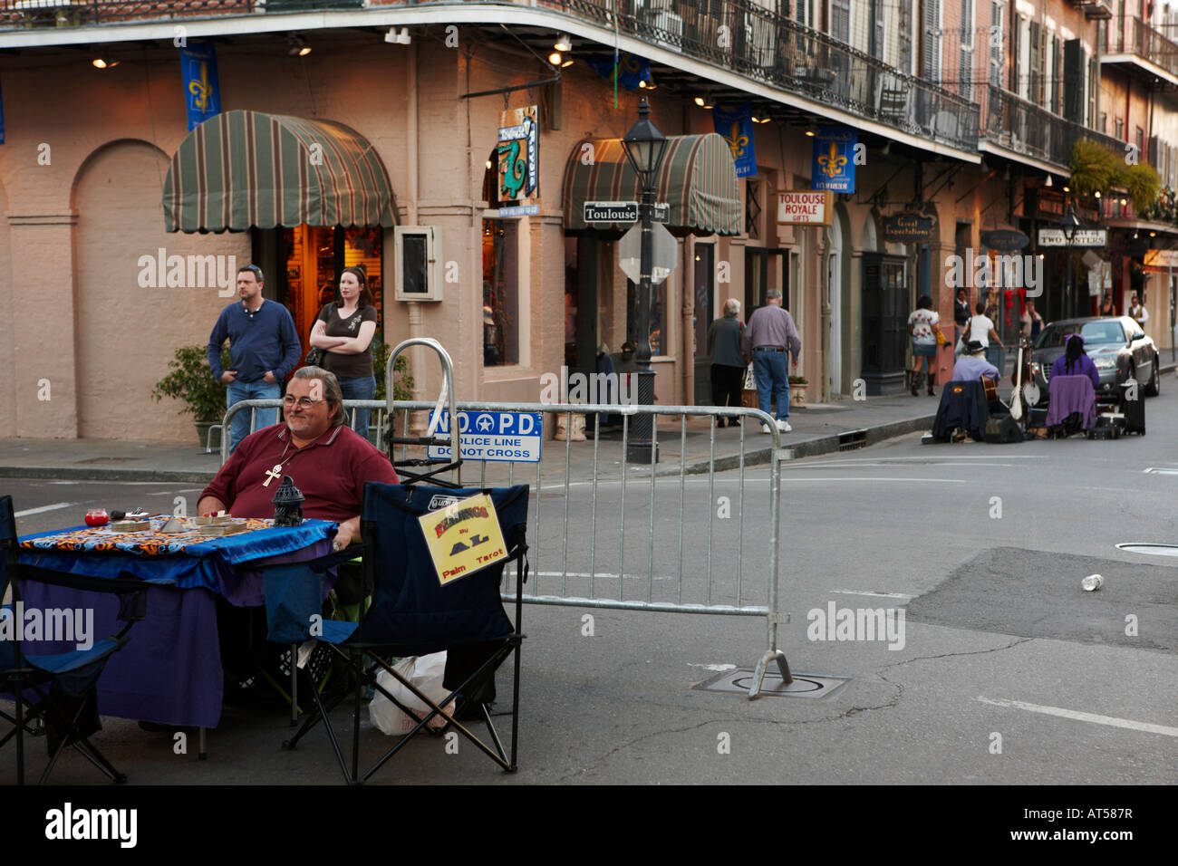 Fortune Teller est assis à sa table en attendant que la coutume. Quartier français, la Nouvelle Orléans, Louisiane, USA. Banque D'Images
