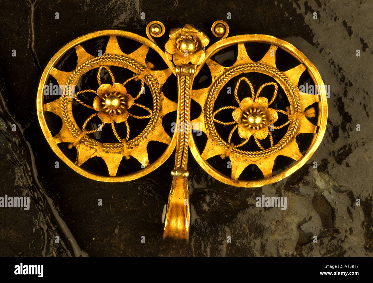 Antique Karo Batak collier en or padung padung ornement Nord Sumatra, Indonésie filigrane complexe et granulation artisanat texturé Banque D'Images