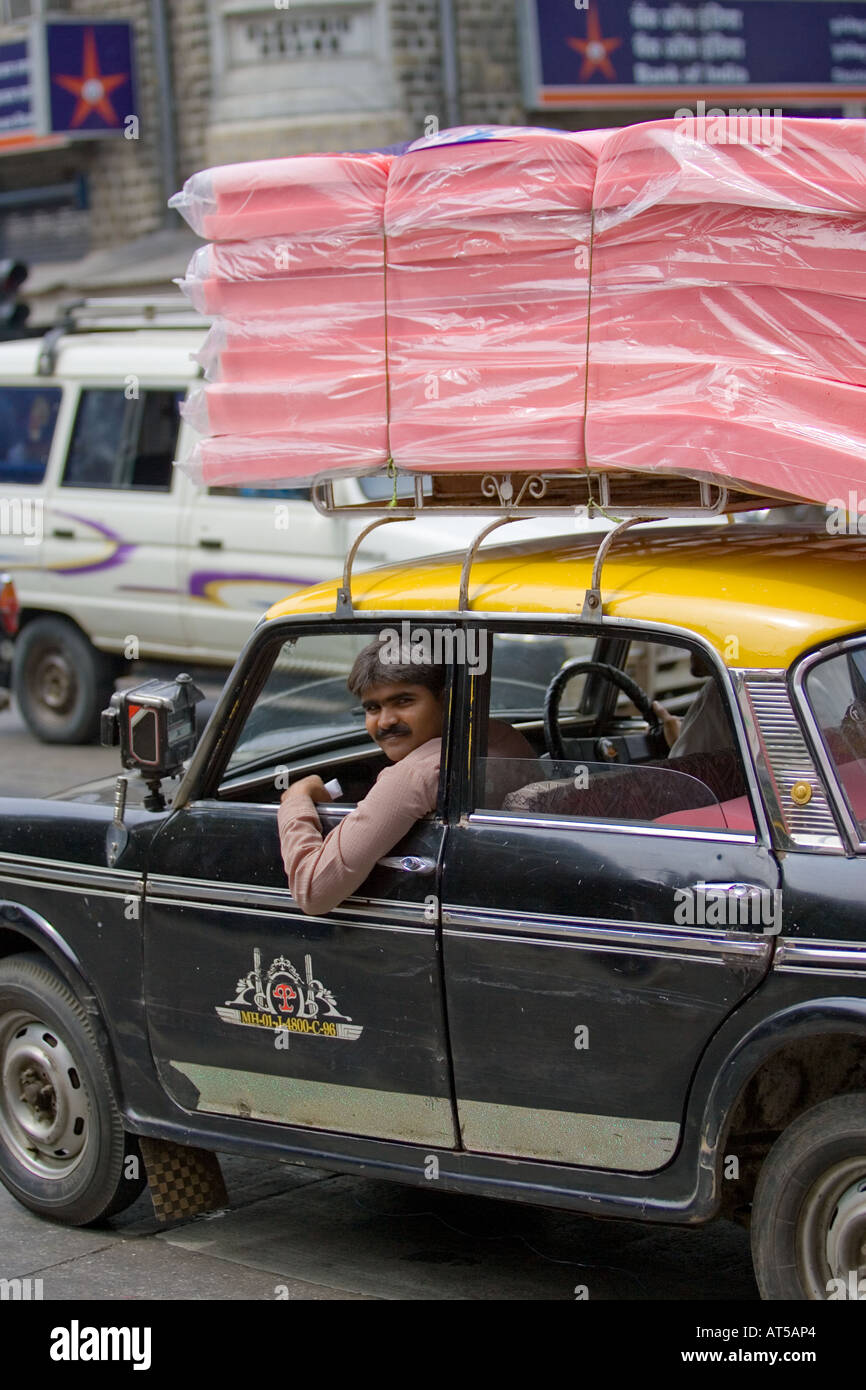 Taxi transportant une lourde charge à Mumbai - Inde Banque D'Images