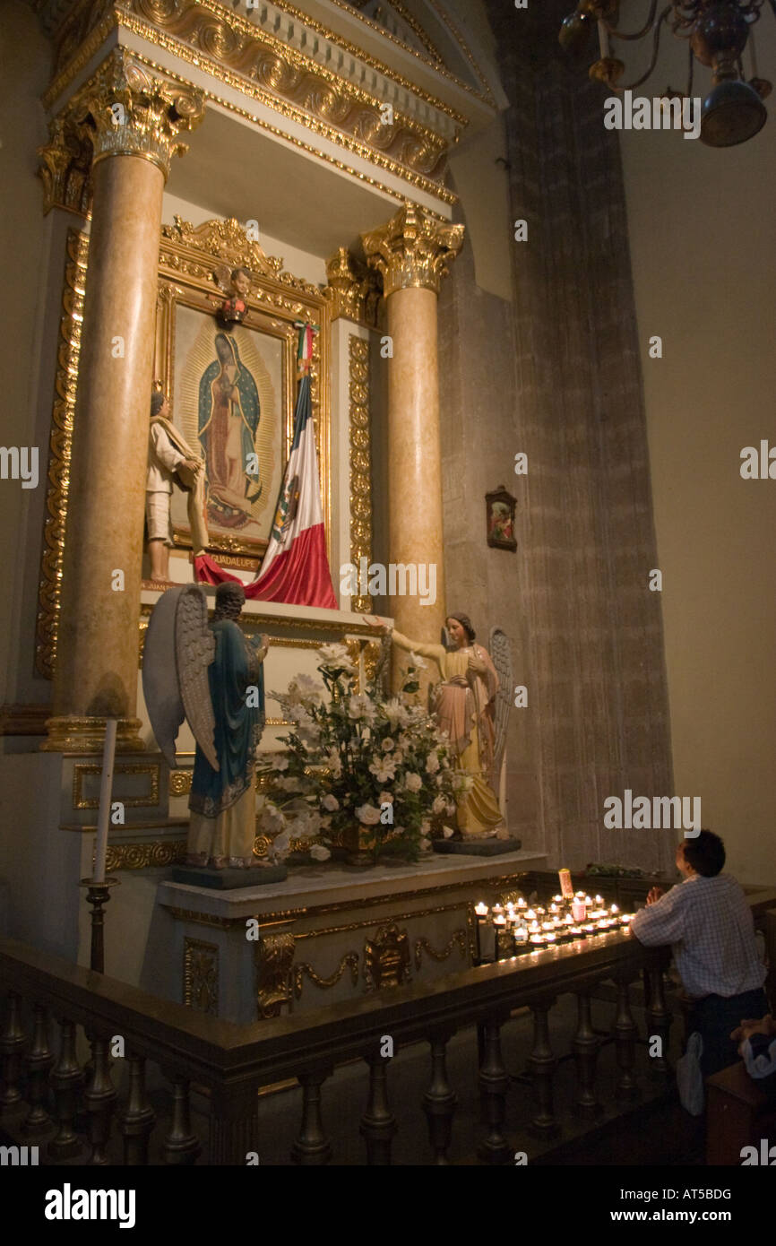 Un homme la prière à la Vierge à l'intérieur du Sagrario Metropolitano (Metropolitan sacristie) à Mexico, DF, Mexique. Banque D'Images