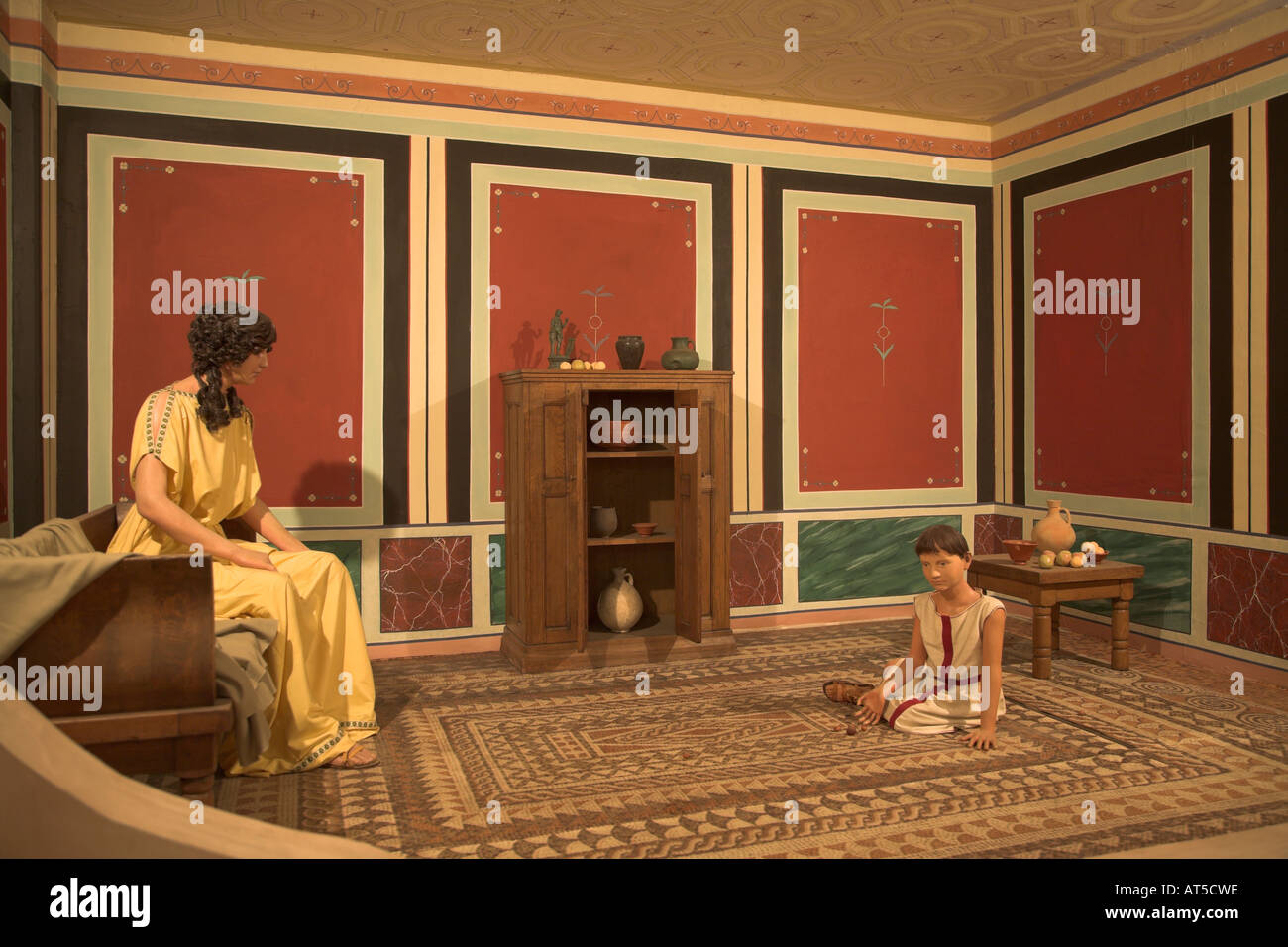 La reconstruction de la vie de famille de l'intérieur du musée villa romaine d'Ipswich, Suffolk, Angleterre Banque D'Images