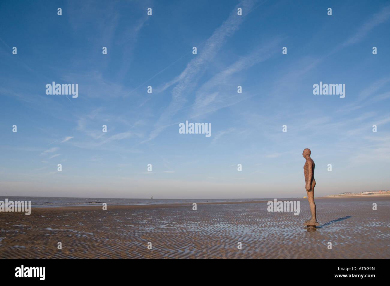 Anthony Gormley "un autre endroit" public art 100 chiffres en acier taille vie situé sur les sables de Crosby Beach près de Liverpool UK Banque D'Images