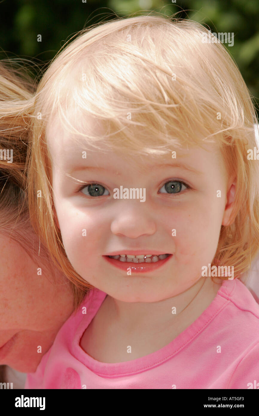 Wiltshire Uk Angleterre Bebe Fille De 18 Mois Photo Stock Alamy