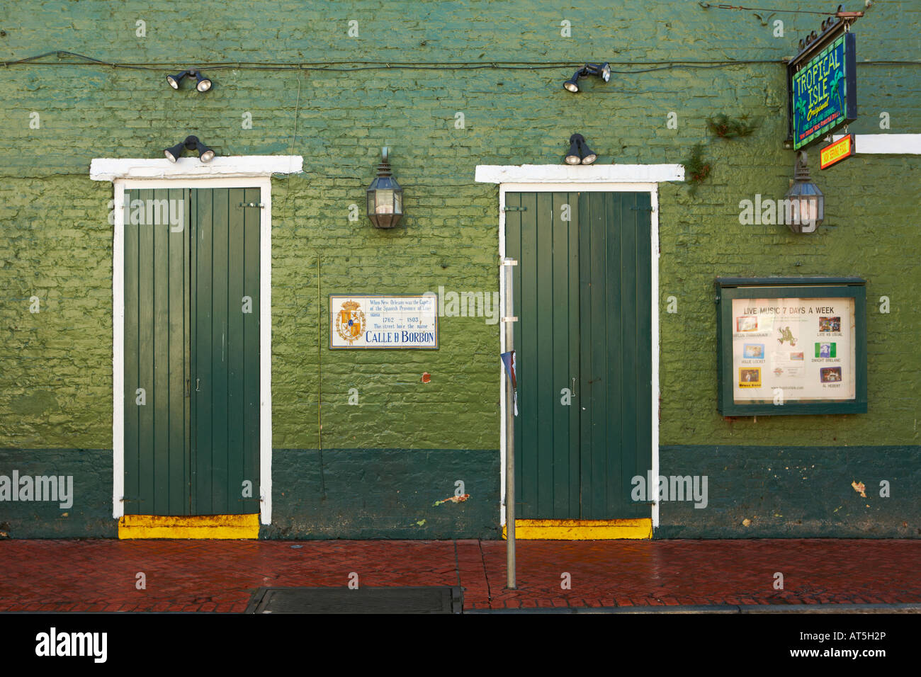 Mur de maison vert avec deux portes fermées sur Bourbon Street. La Nouvelle-Orléans, Louisiane, États-Unis. Banque D'Images