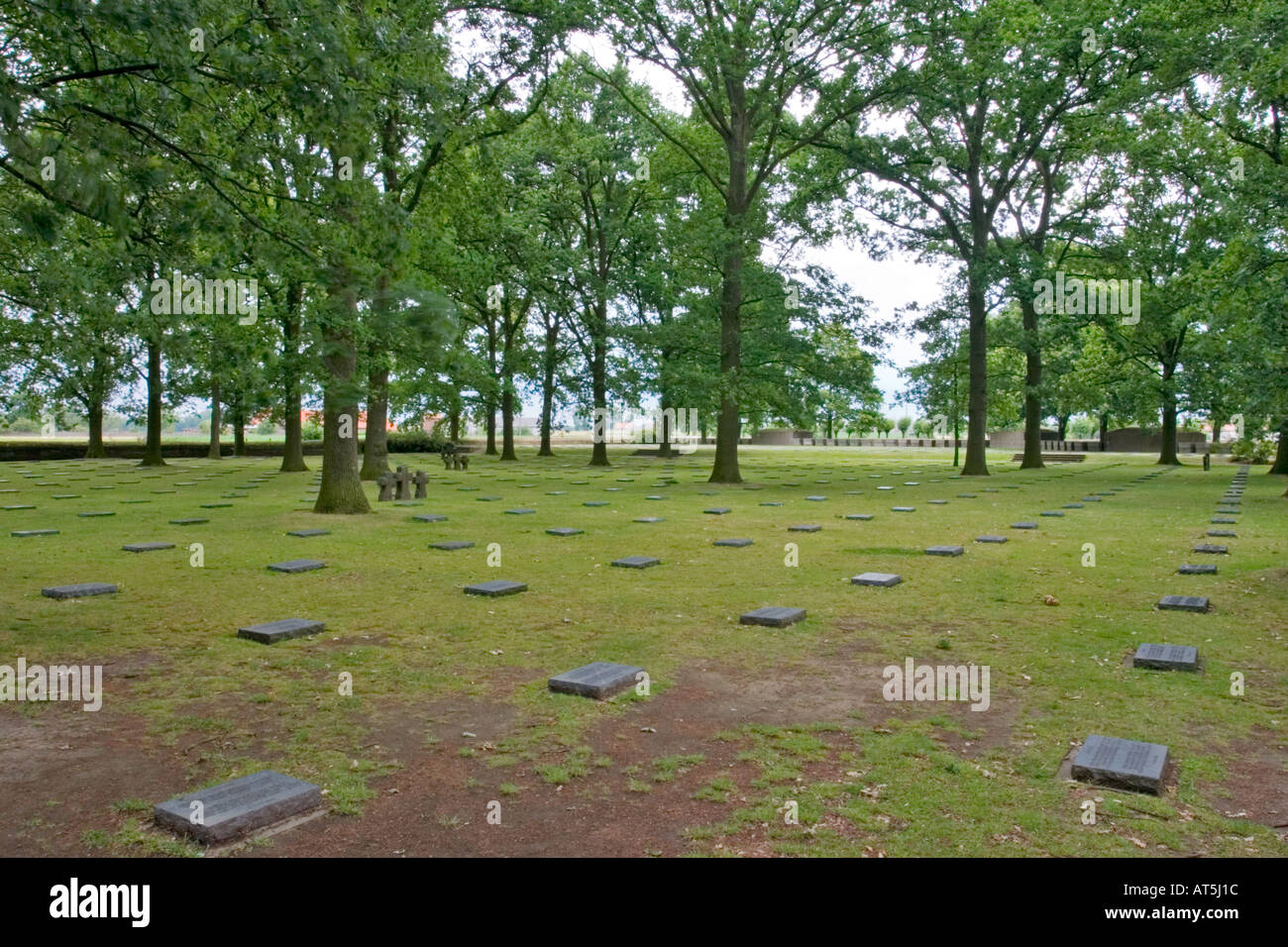 Plaques funéraires sur les tombes de soldats allemands dans le cimetière militaire allemand Langemarck Belgique Banque D'Images