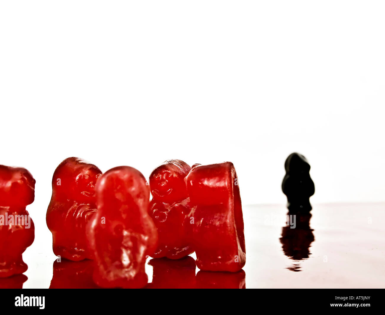 Groupe de gélatine rouge avec noir isolé toumoux illustrant la discrimination Banque D'Images