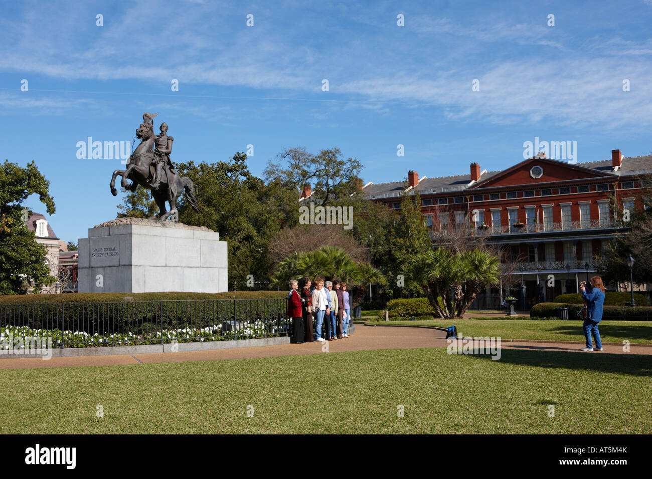Les touristes en face du général Andrew Jackson statue sur Jackson Square. La Nouvelle-Orléans, Louisiane, Etats-Unis. Banque D'Images