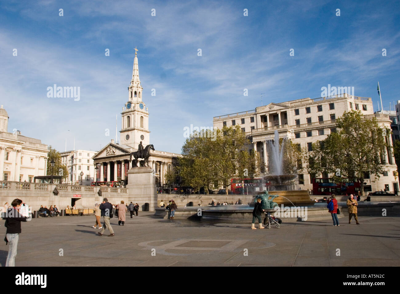 Saint Martin dans le domaine de l'église à Trafalgar Square Londres GB Royaume-Uni sur une journée ensoleillée Banque D'Images