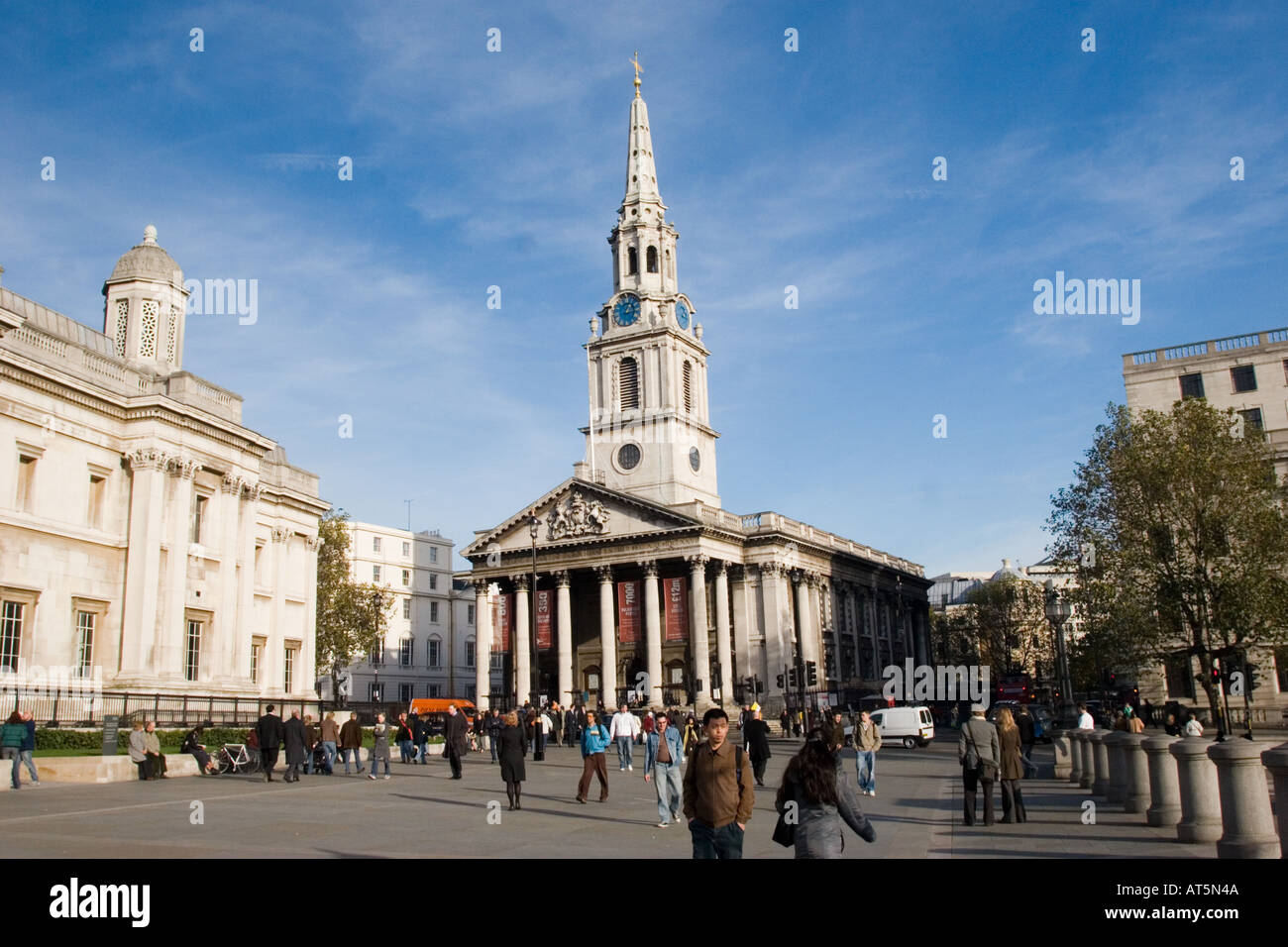 La National Gallery et Saint Martin's Church dans le domaine à Trafalgar Square Londres GB Royaume-Uni sur une journée ensoleillée Banque D'Images